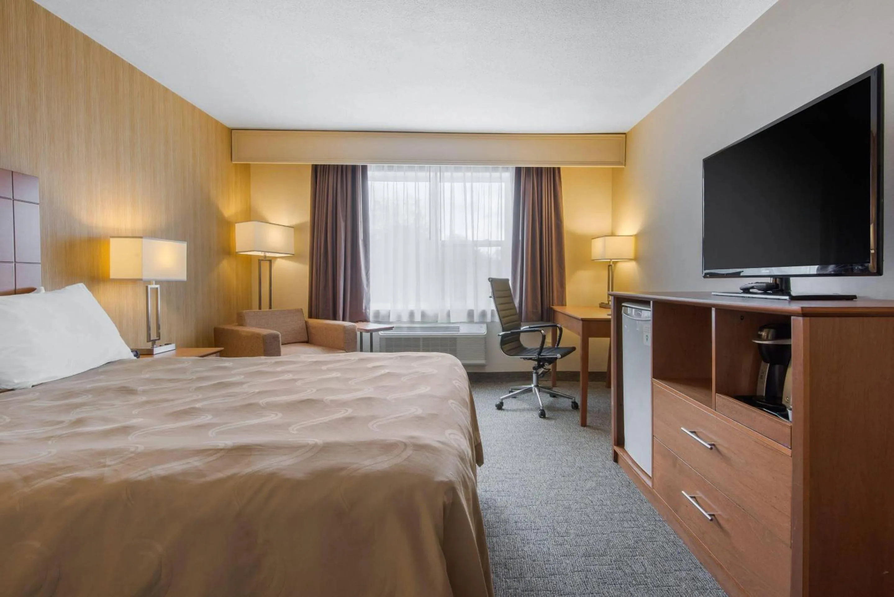Bedroom, Bed in Quality Inn & Conference Centre Downtown Sudbury