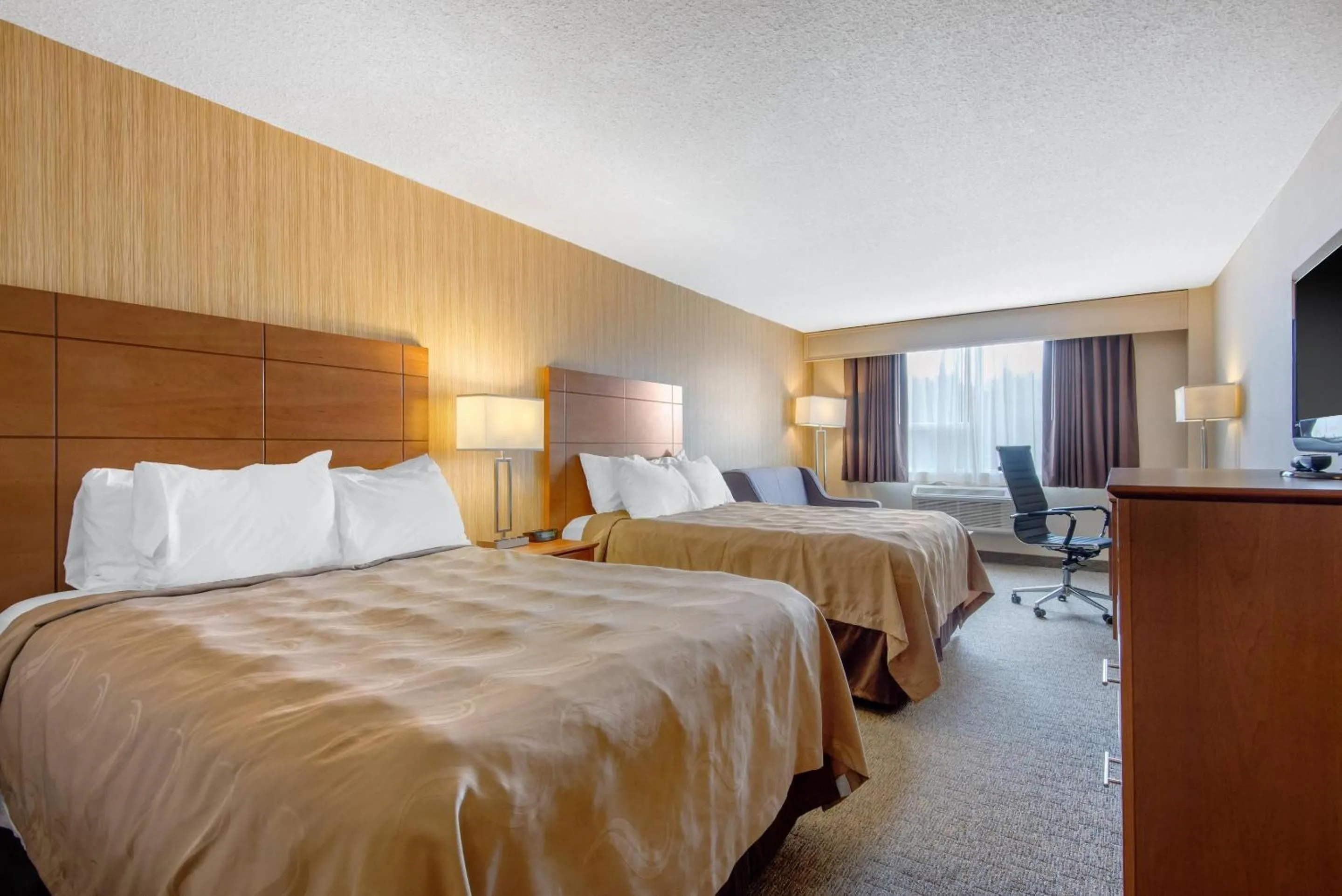 Bedroom, Bed in Quality Inn & Conference Centre Downtown Sudbury