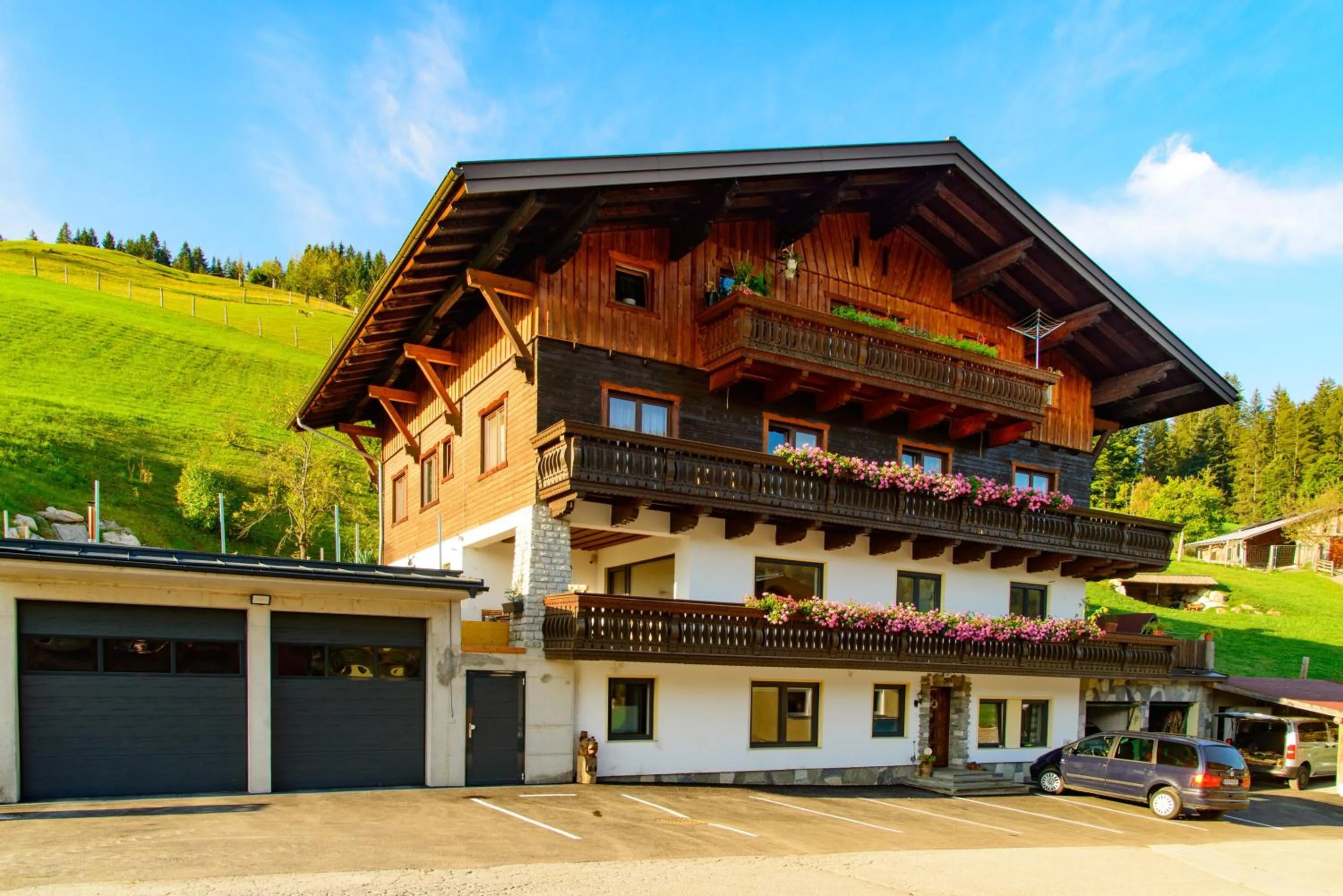 Property building in Schrahlehen