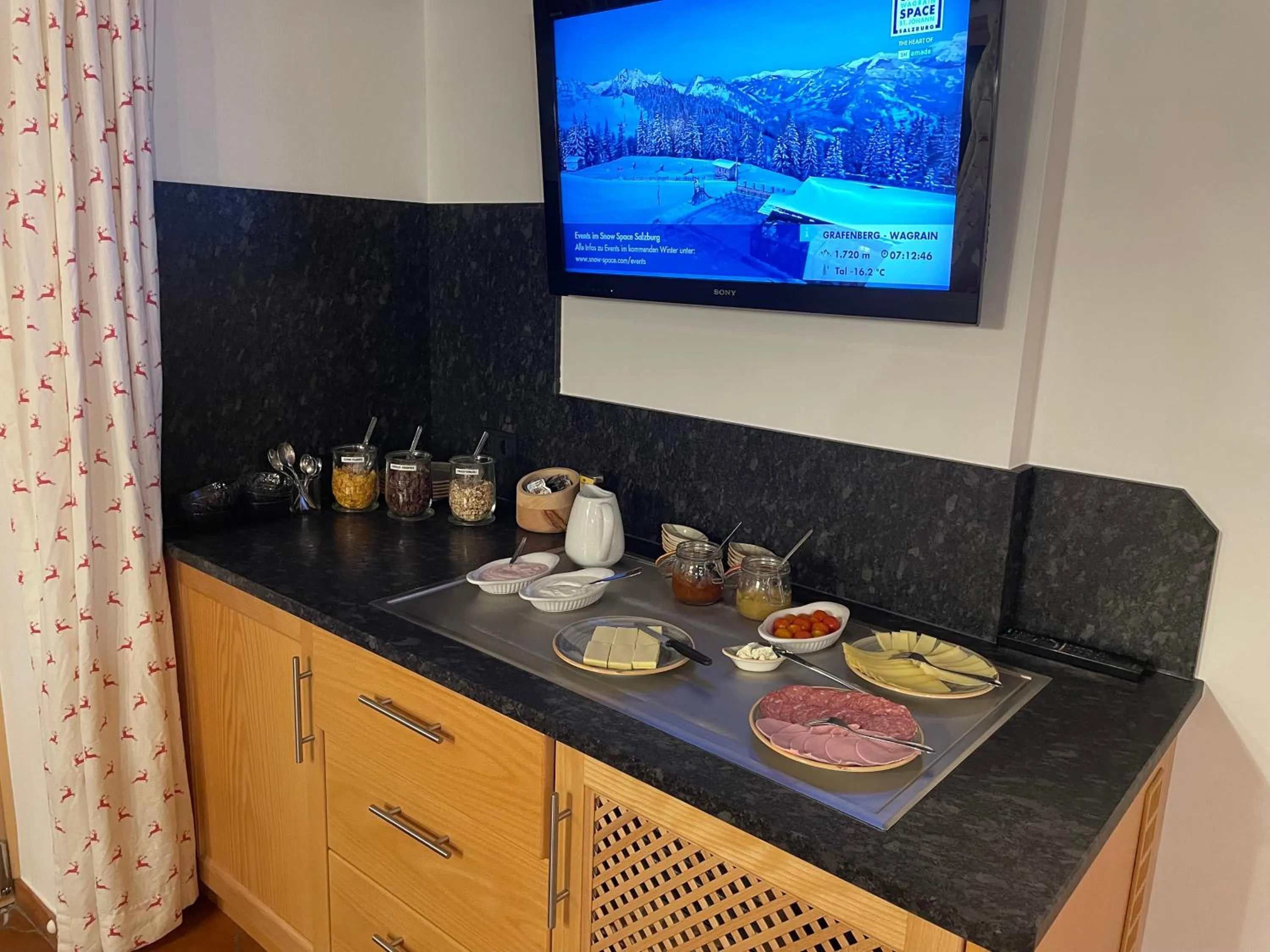 Buffet breakfast in Schrahlehen