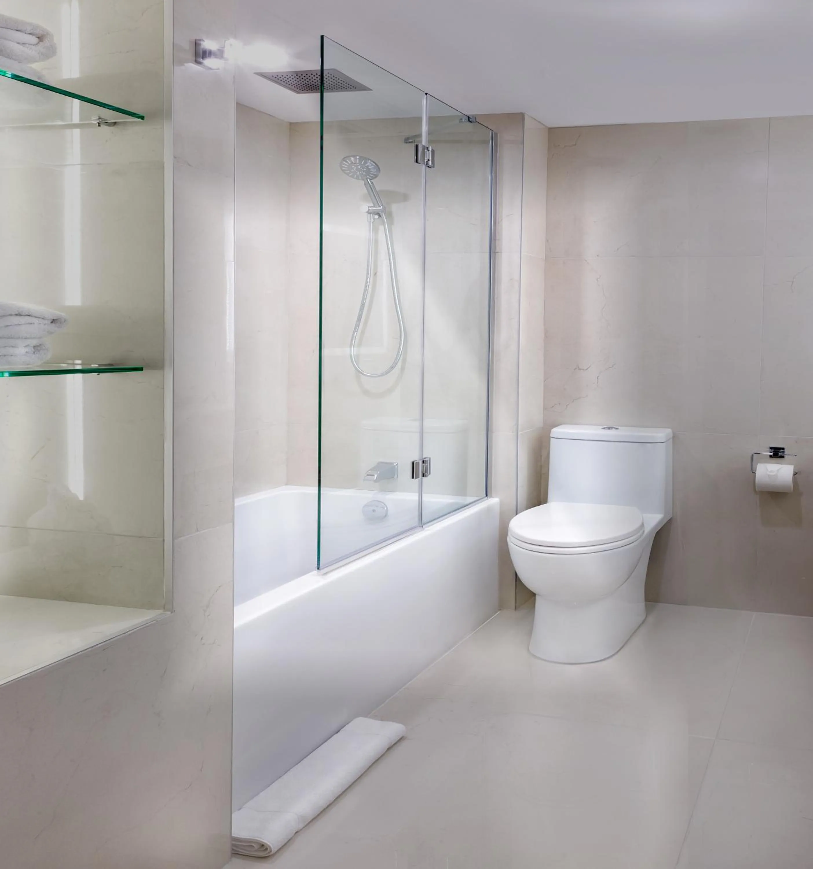 Shower in Chateau Vaudreuil