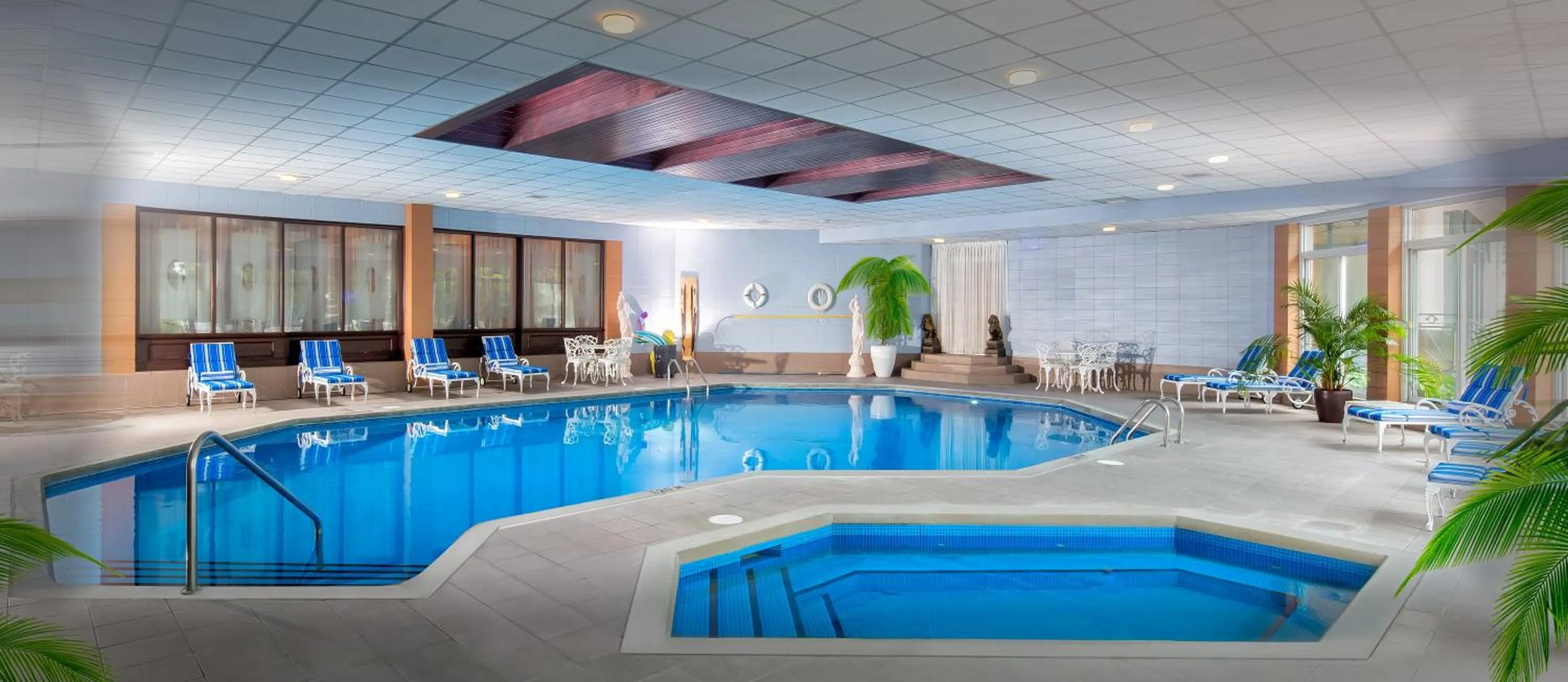 Swimming pool in Chateau Vaudreuil