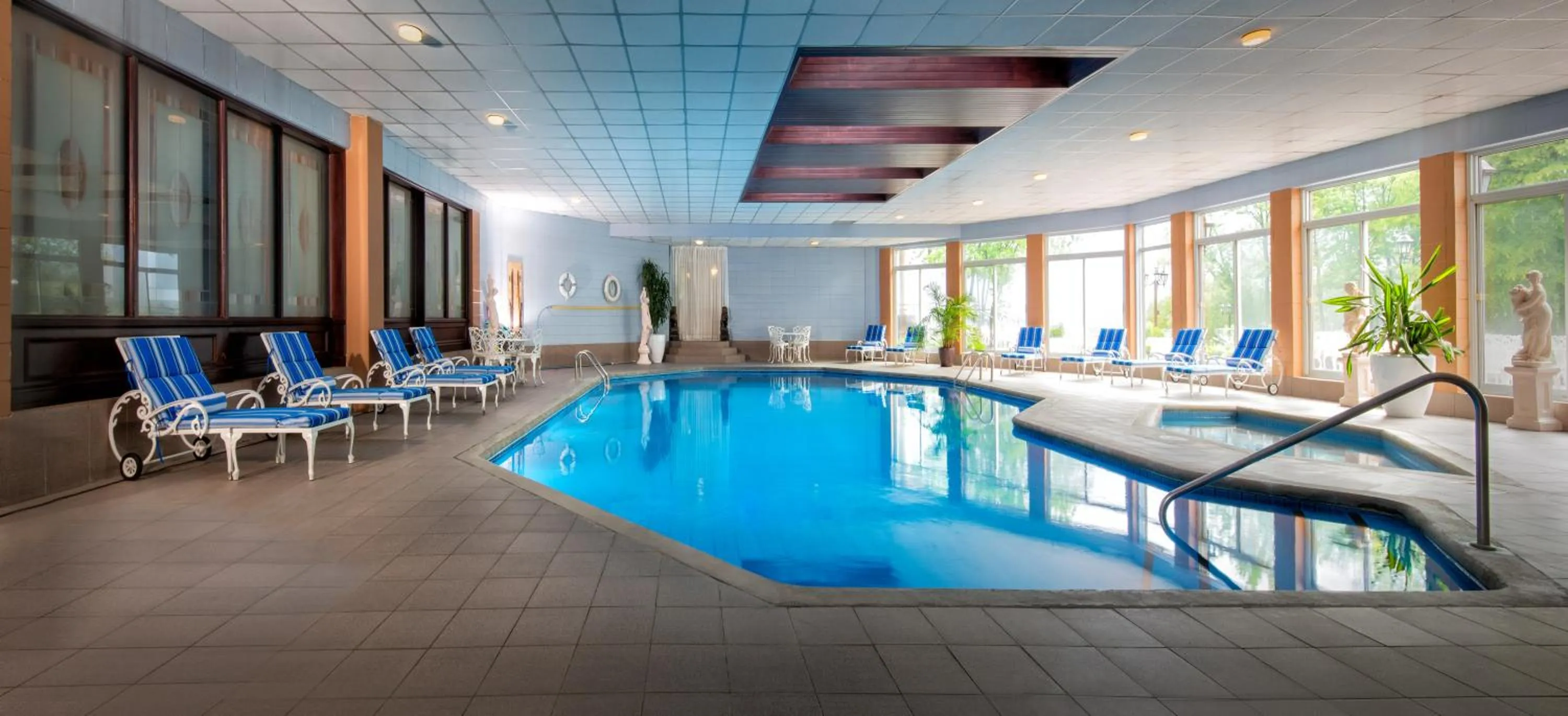 Swimming pool in Chateau Vaudreuil
