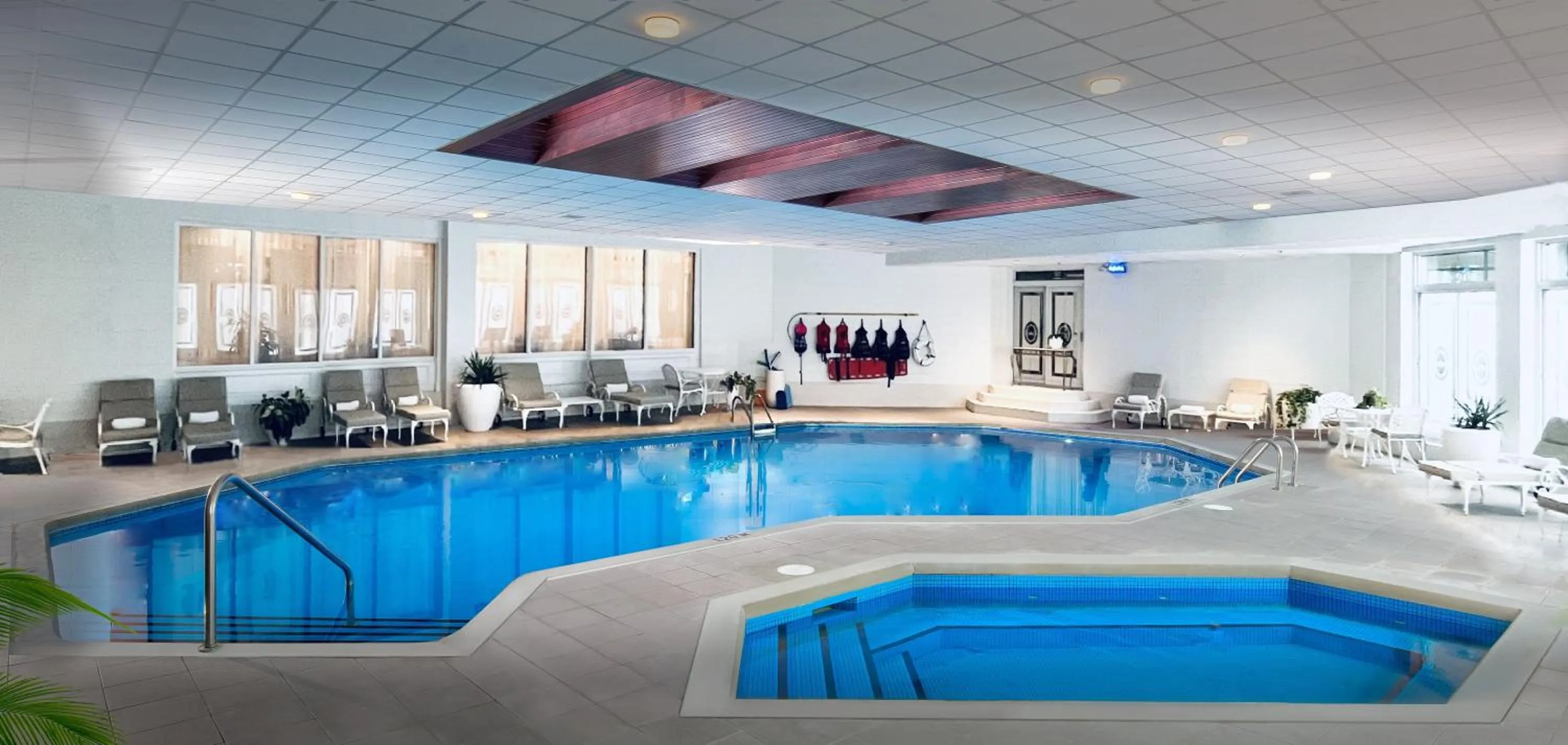 Swimming pool in Chateau Vaudreuil