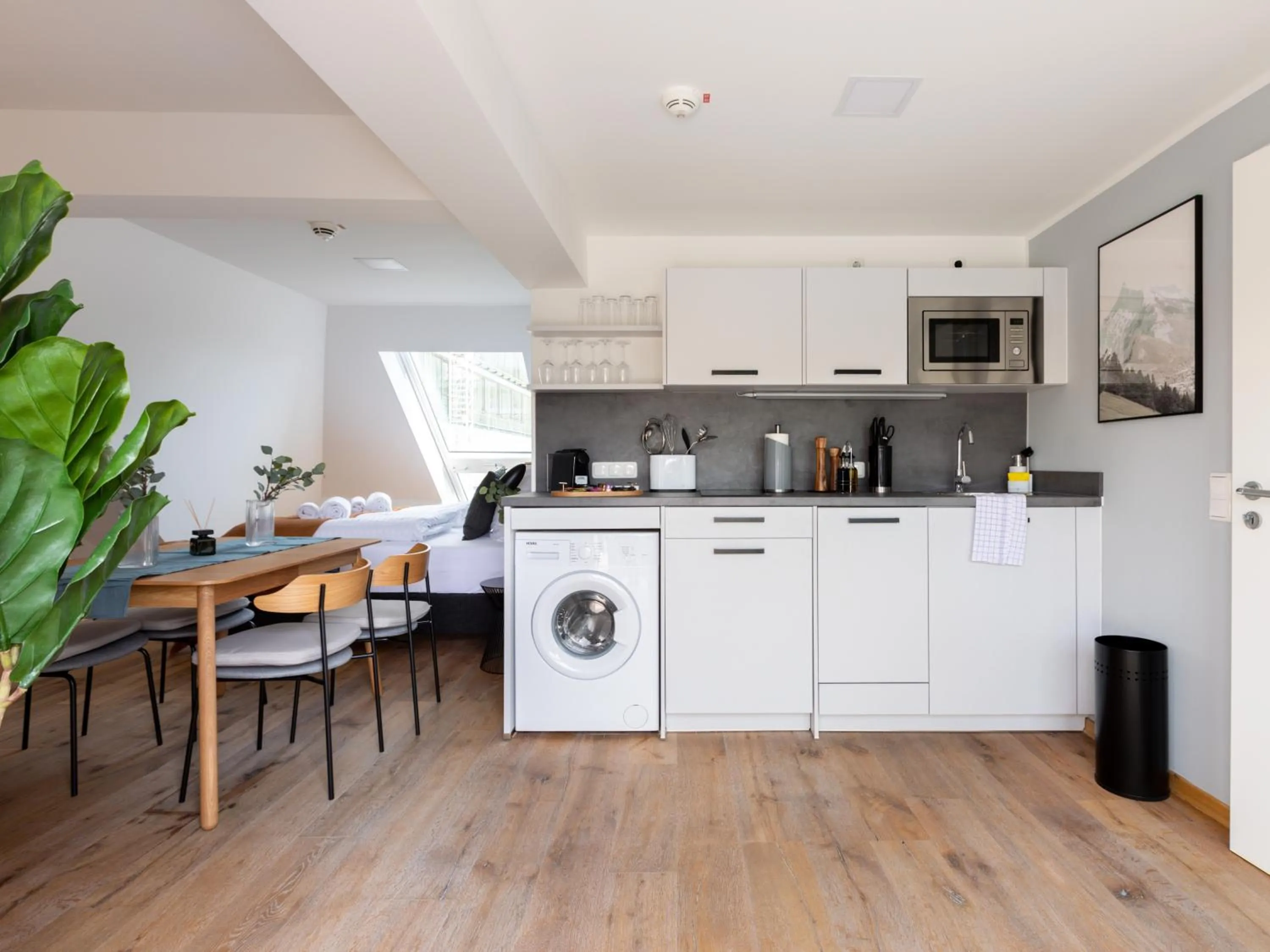 Kitchen or kitchenette in Limehome Hannover Bleichenstraße - Digital Access