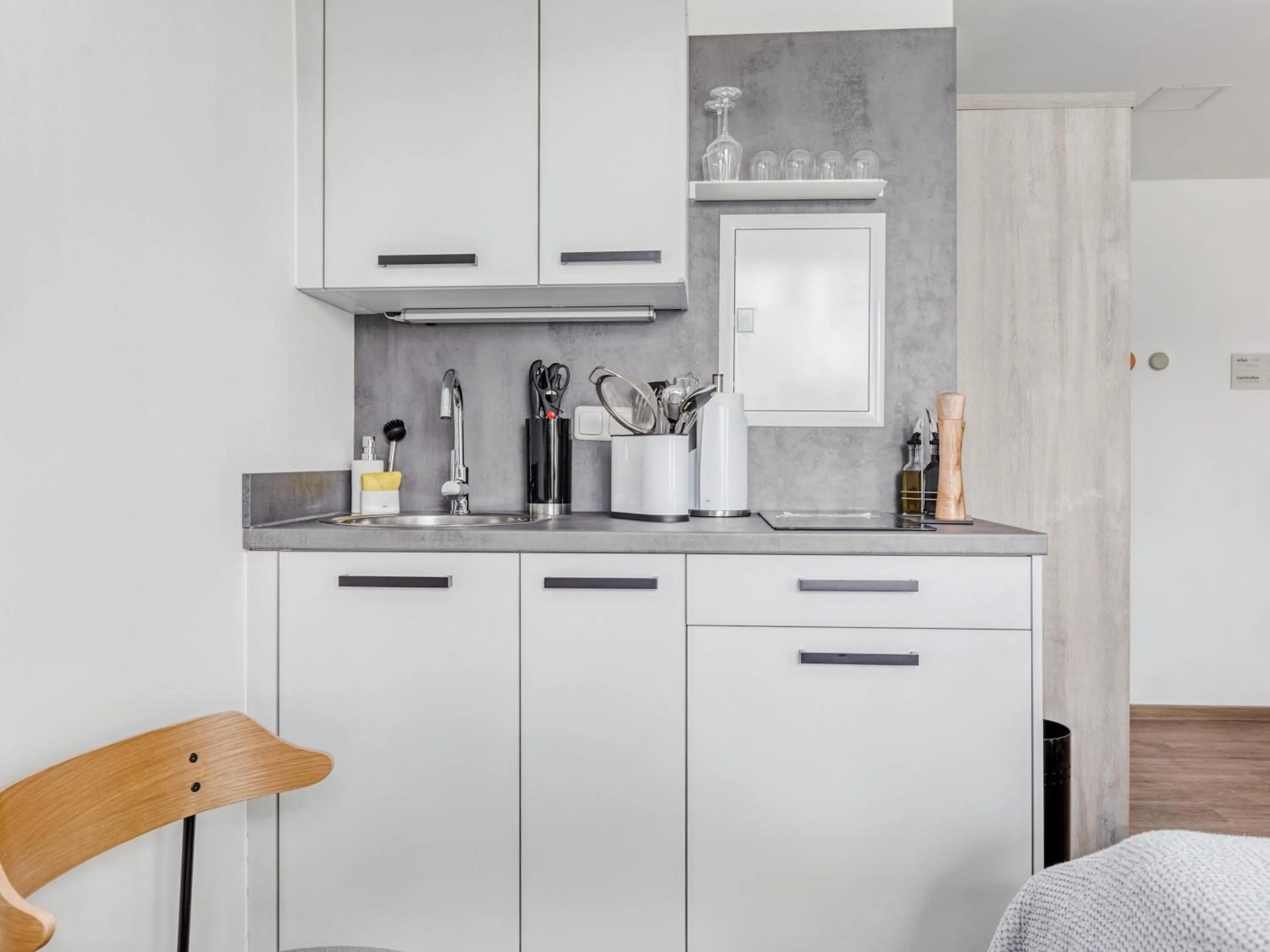 Kitchen or kitchenette in Limehome Hannover Bleichenstraße - Digital Access