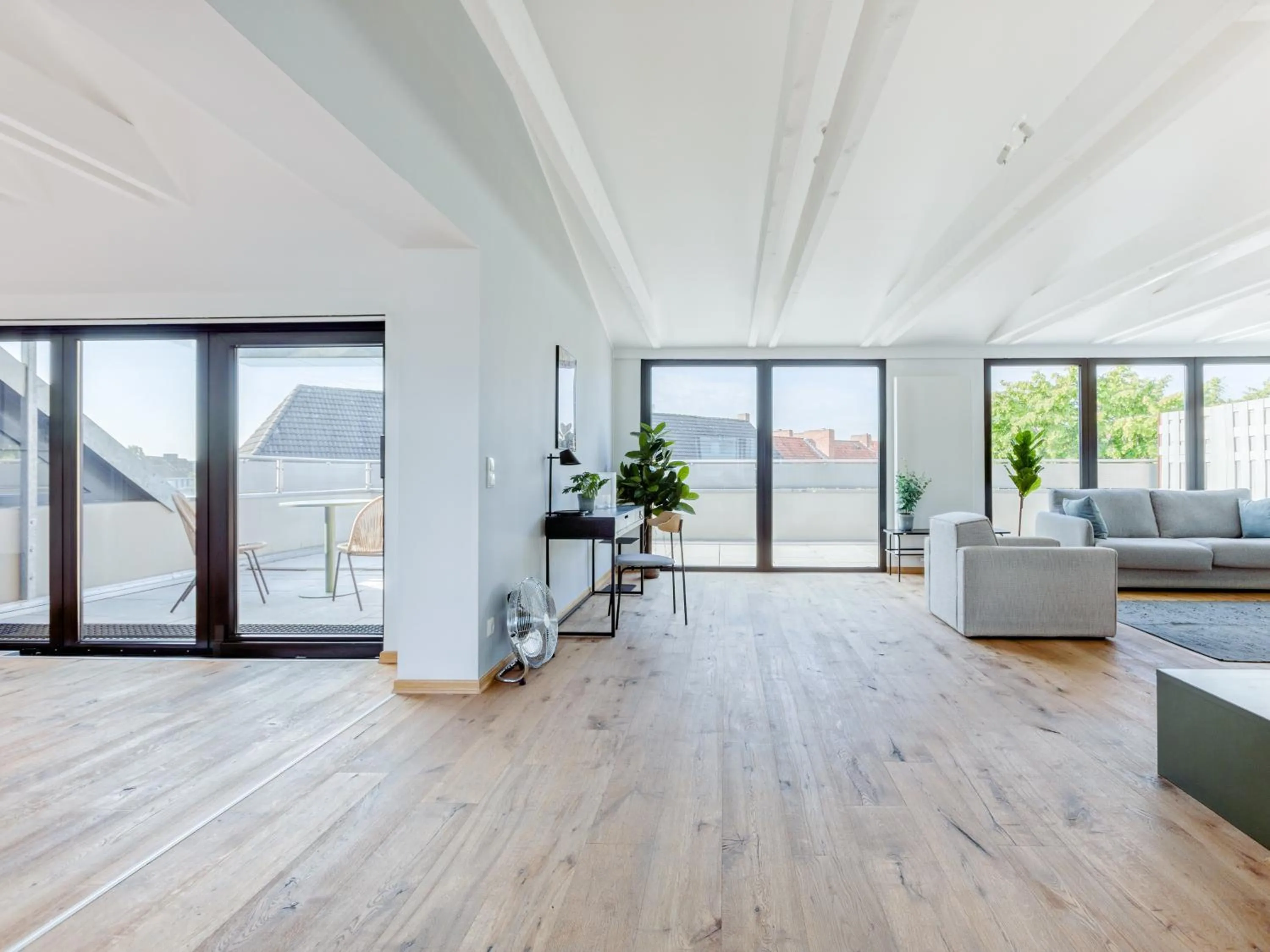 Living room in Limehome Hannover Bleichenstraße - Digital Access