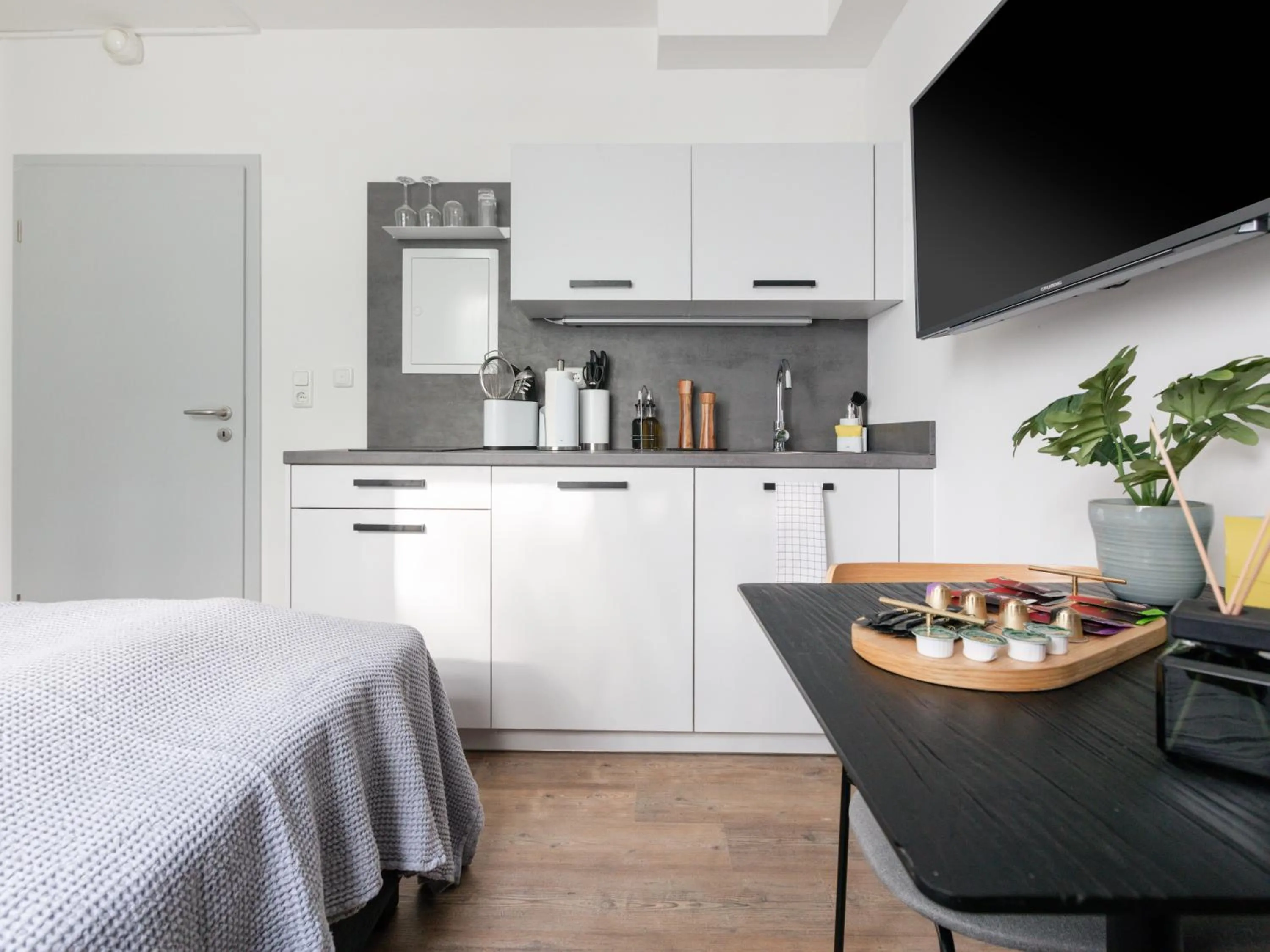 Kitchen or kitchenette, Bed in Limehome Hannover Bleichenstraße - Digital Access