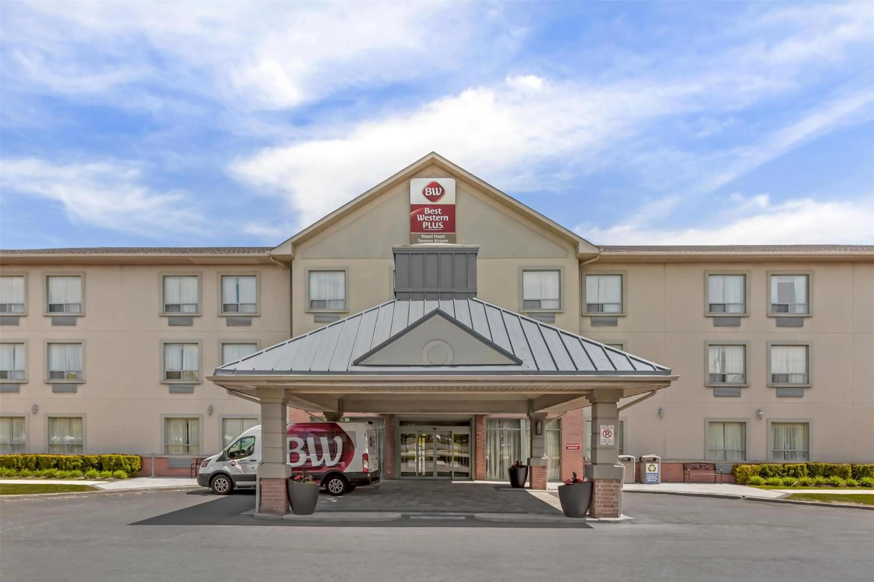 Property building in Best Western Plus Travel Hotel Toronto Airport