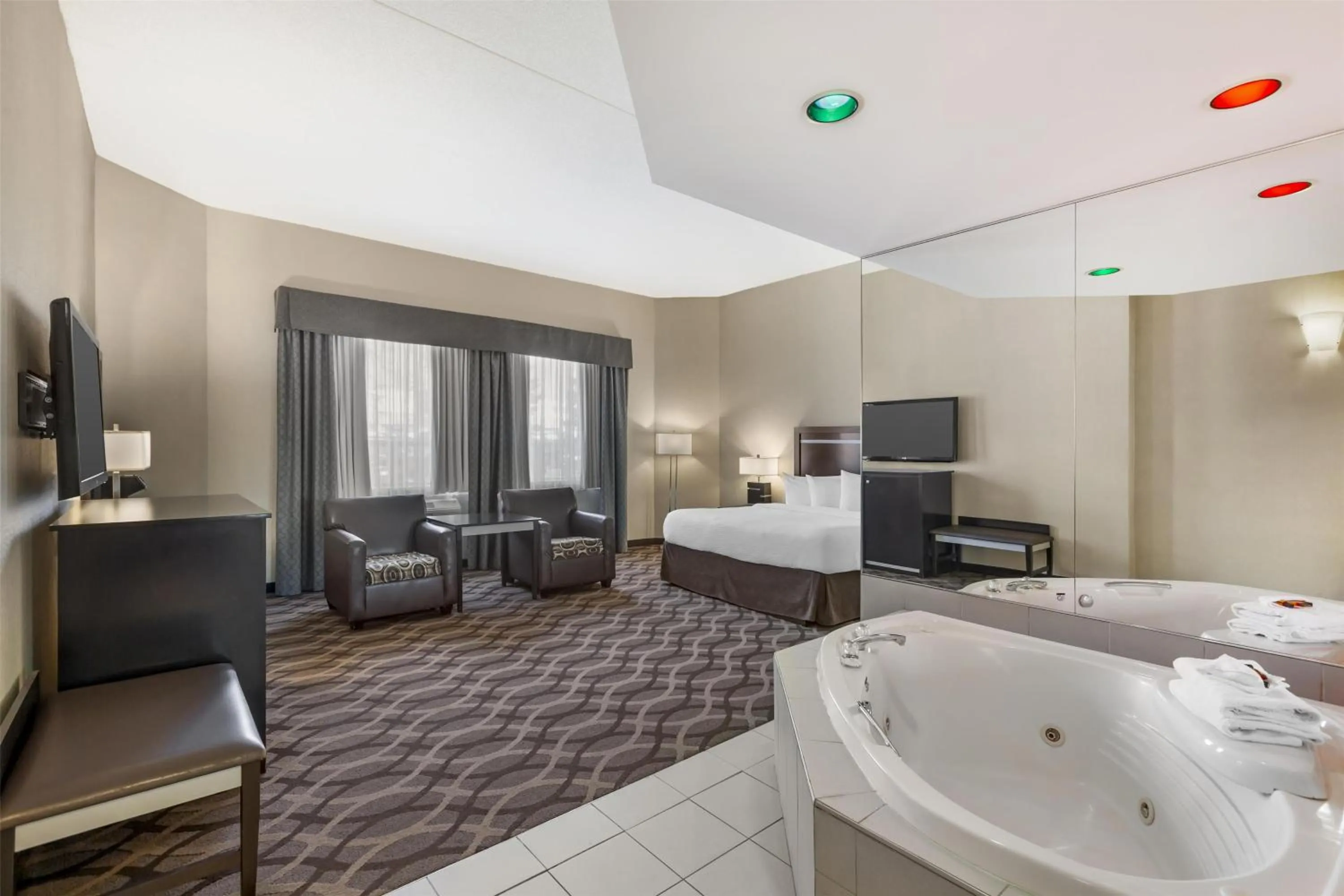 Bedroom, Bed in Best Western Plus Travel Hotel Toronto Airport