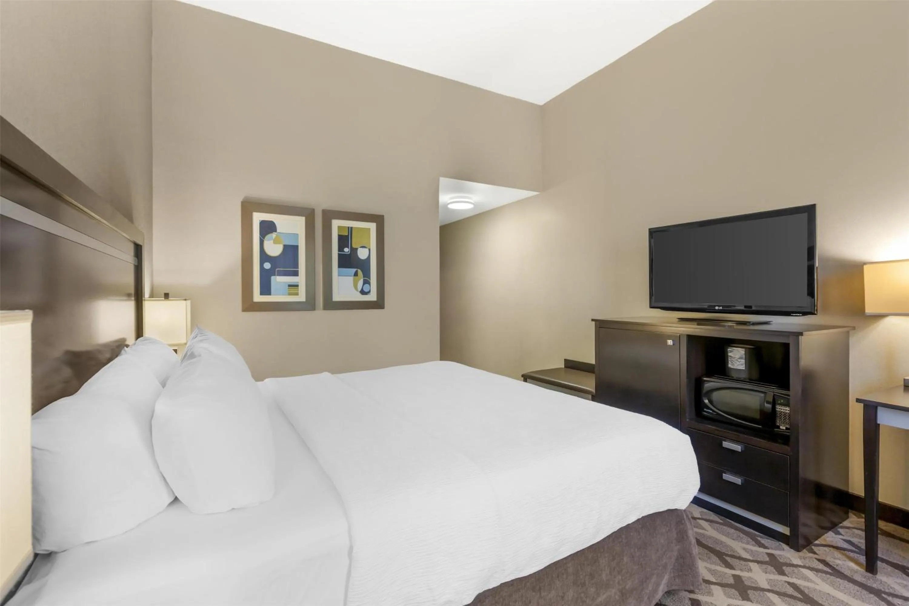 Bedroom, Bed in Best Western Plus Travel Hotel Toronto Airport