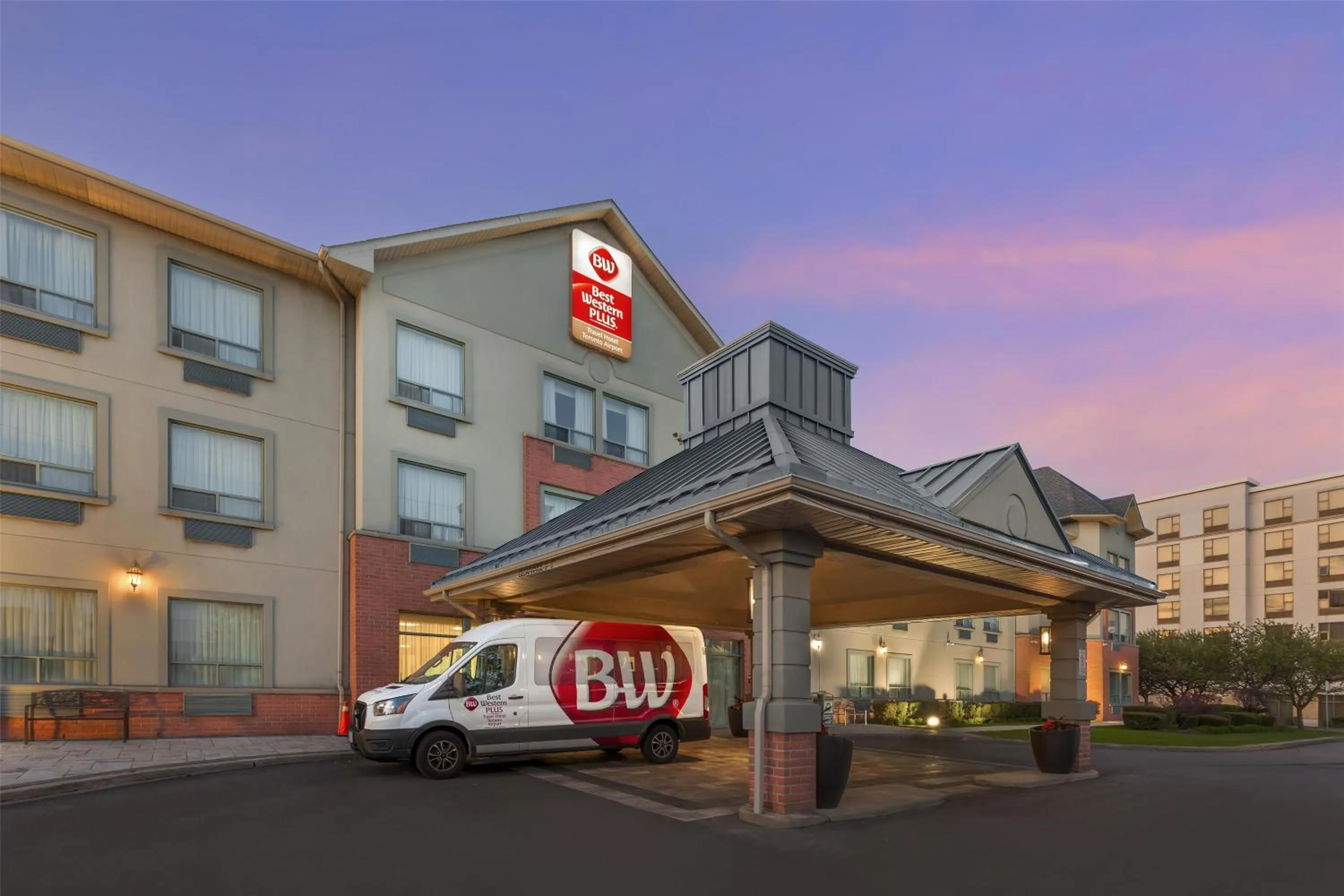 Property building in Best Western Plus Travel Hotel Toronto Airport