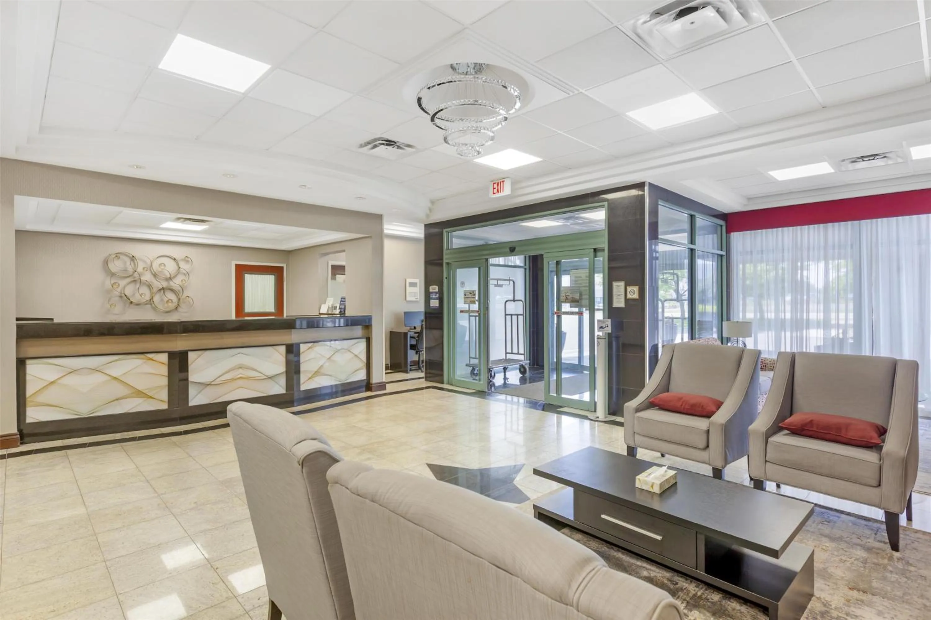 Lobby or reception in Best Western Plus Travel Hotel Toronto Airport