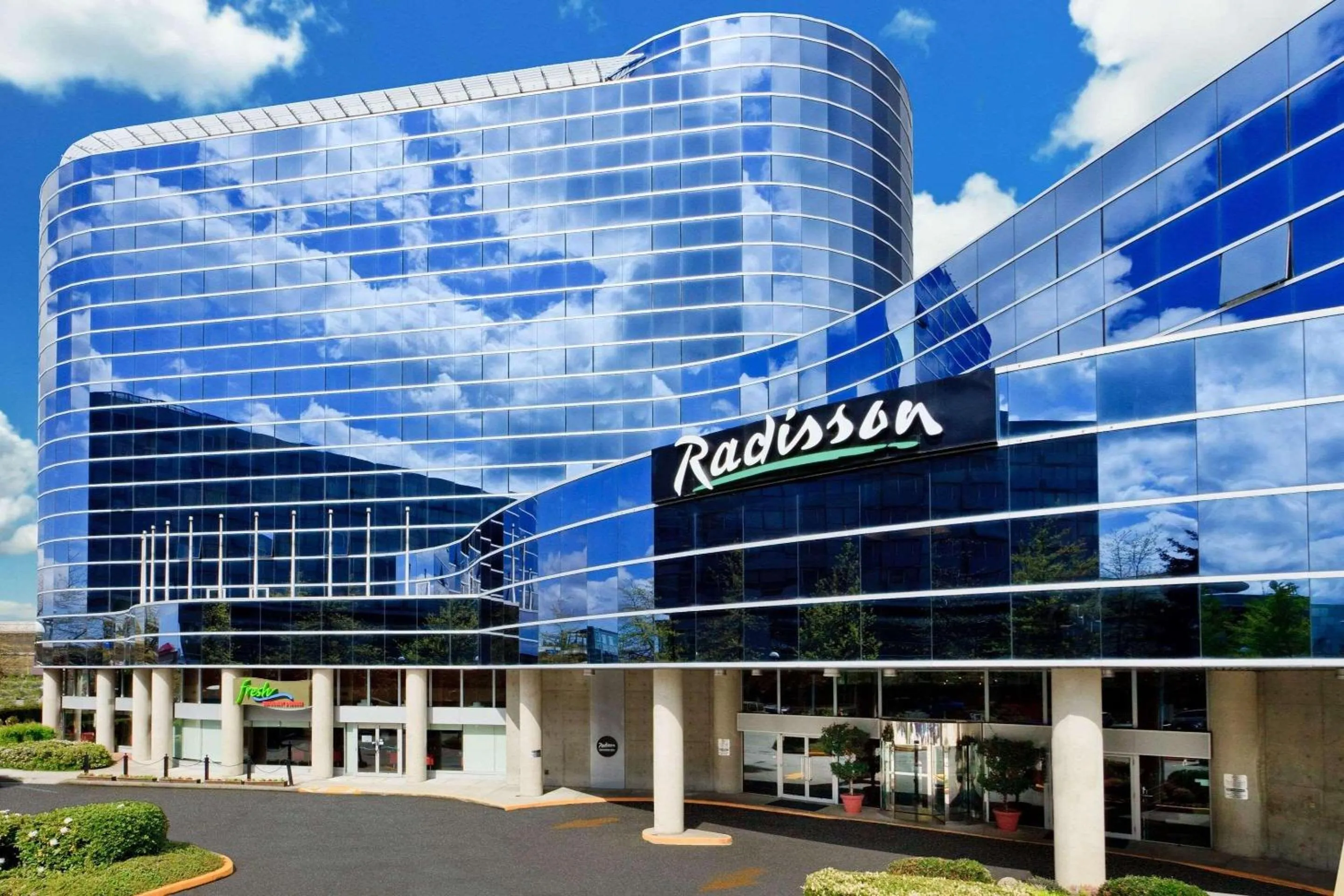 Property building in Radisson Hotel Vancouver Airport