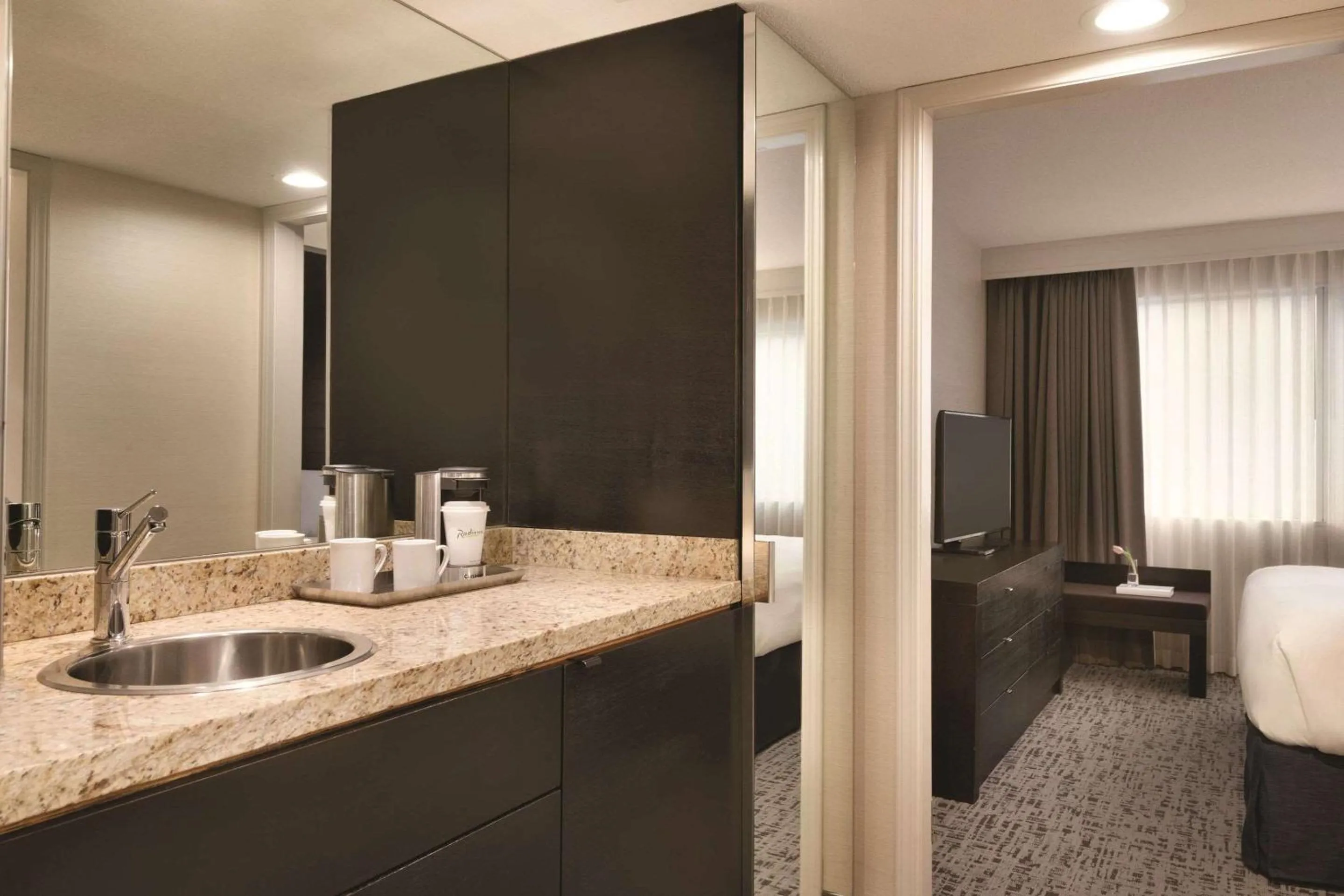 Bedroom, Bed in Radisson Hotel Vancouver Airport