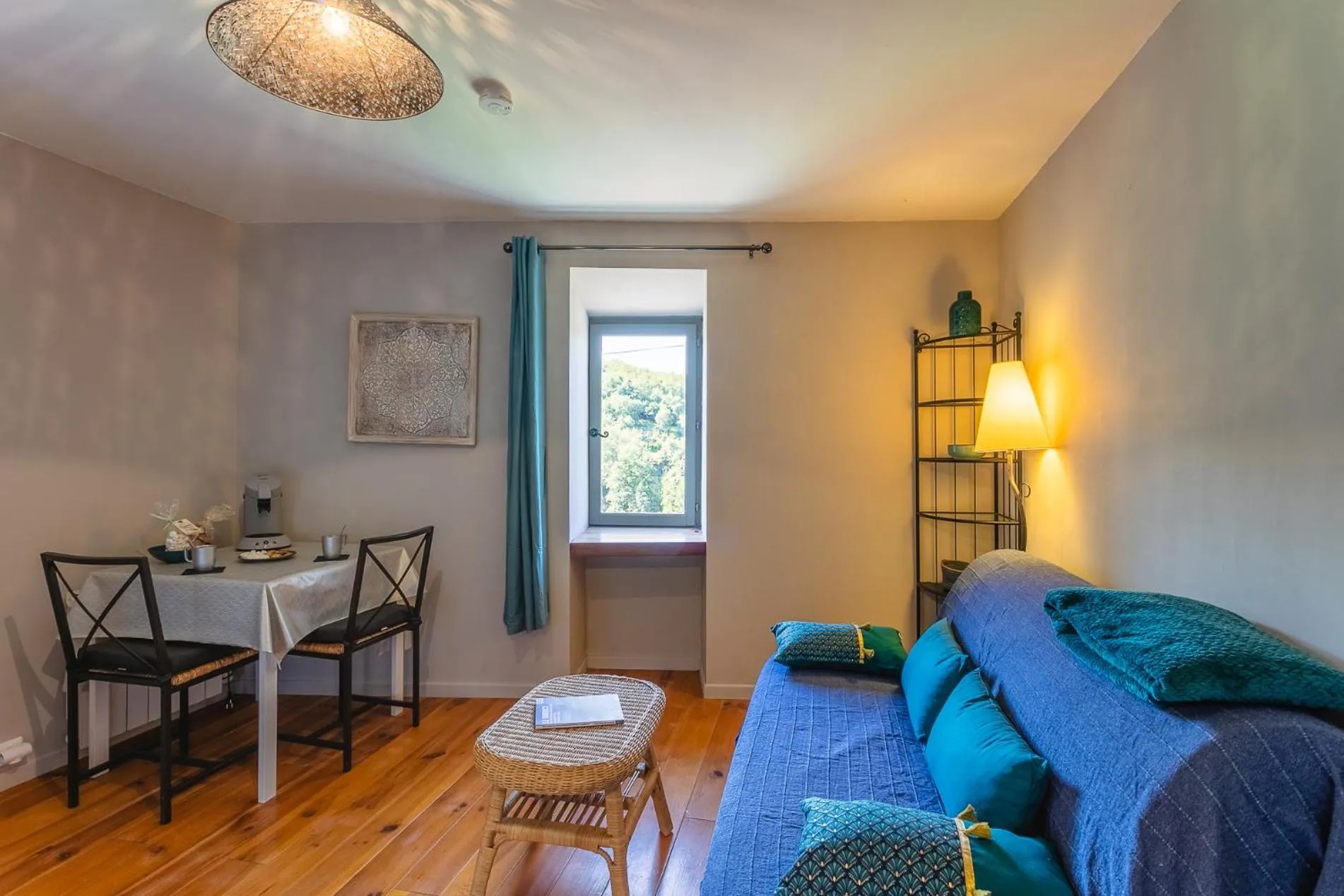 Living room in Gîtes Un Jardin dans la Falaise