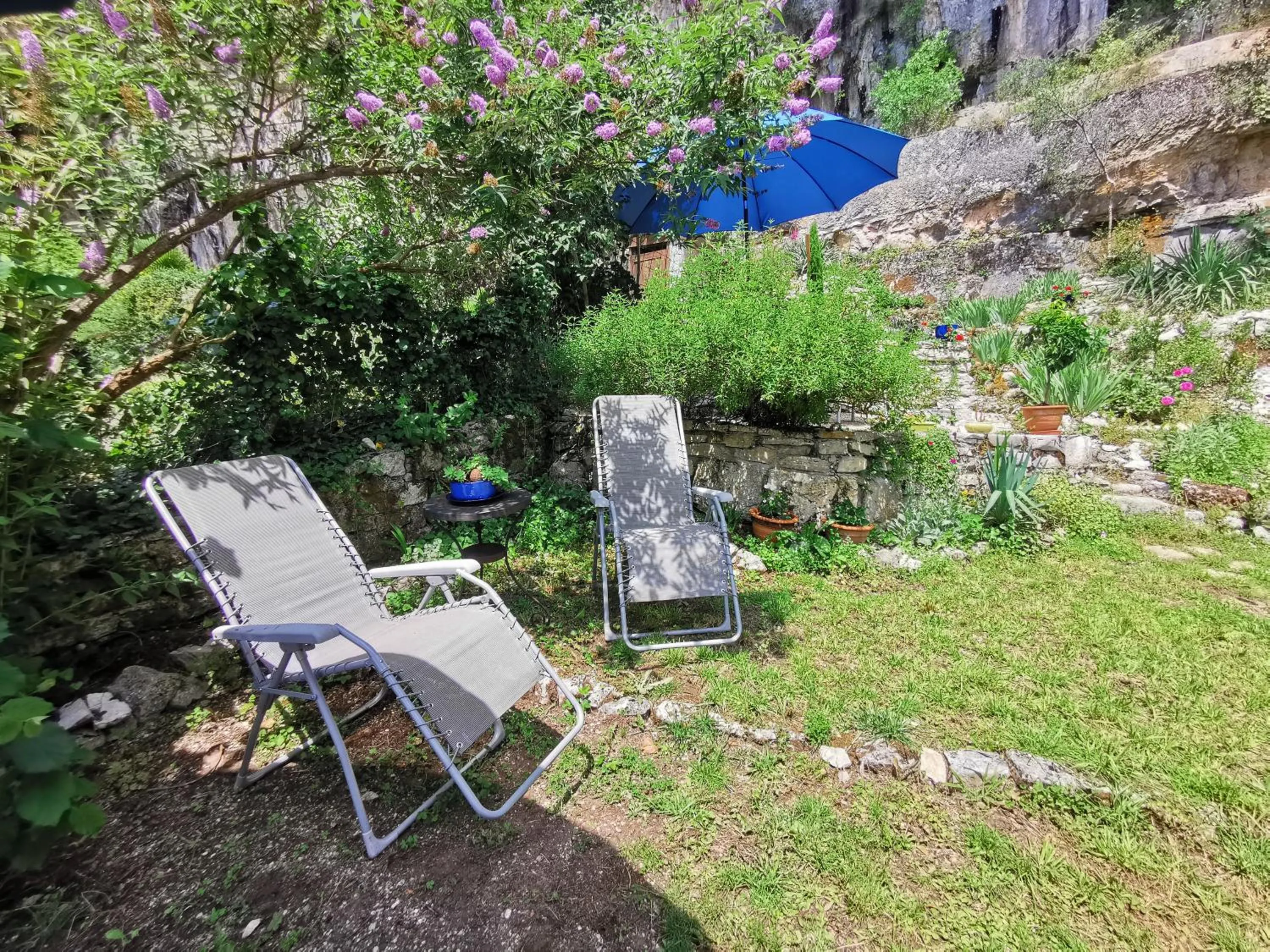 Garden in Gîtes Un Jardin dans la Falaise