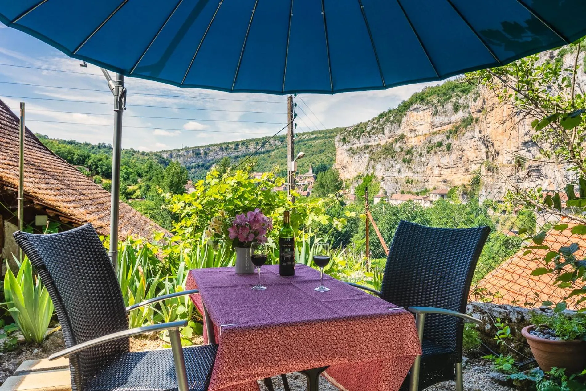 Patio in Gîtes Un Jardin dans la Falaise