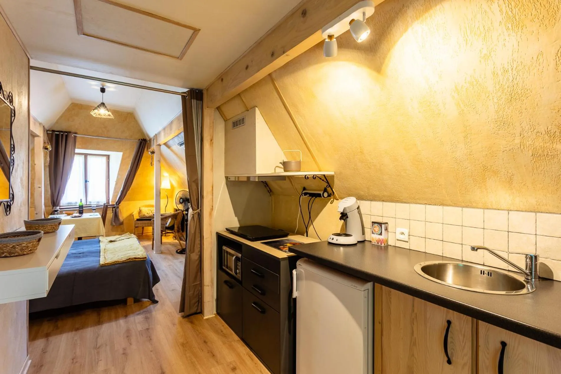 Kitchen or kitchenette in Gîtes Un Jardin dans la Falaise