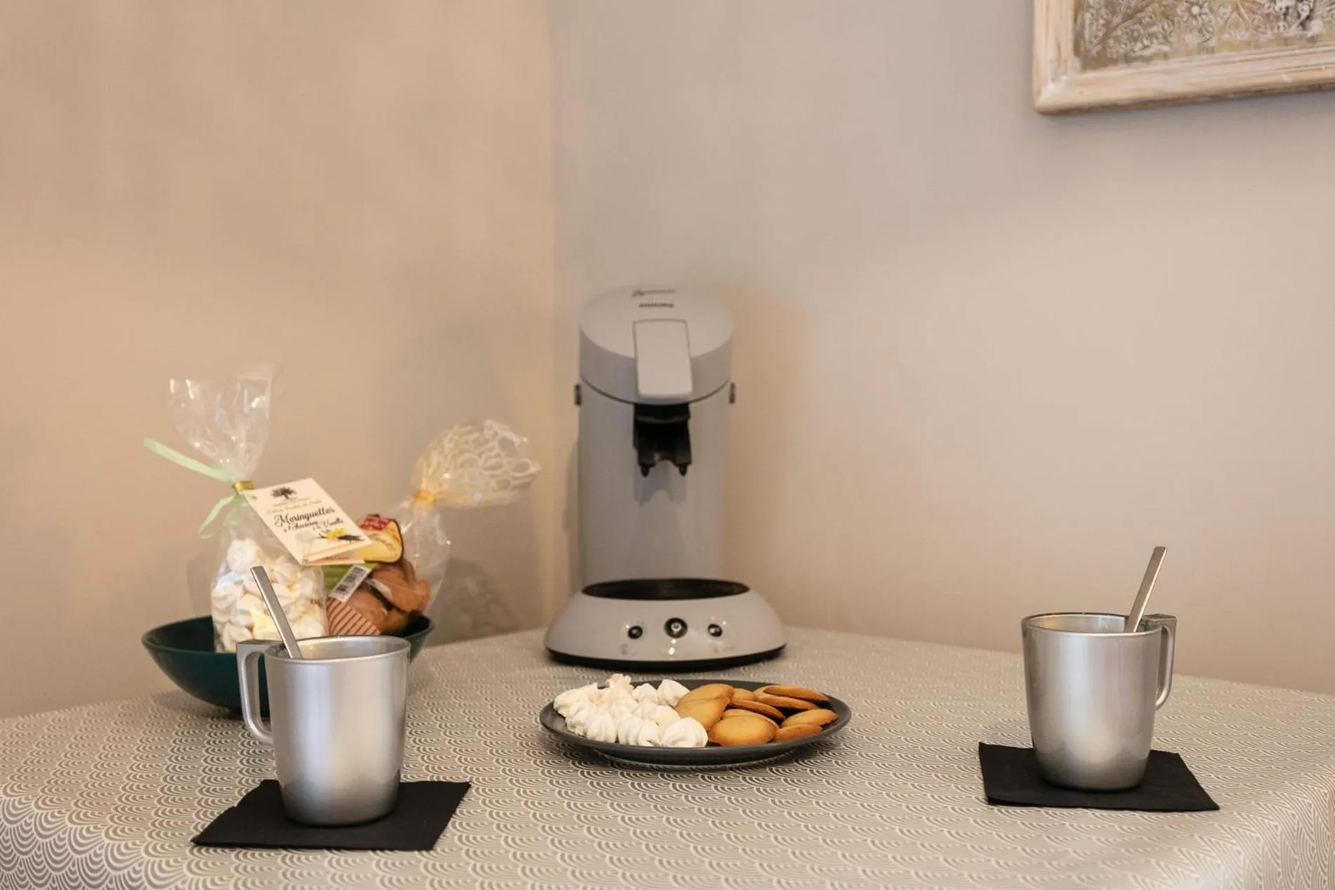 Coffee/tea facilities in Gîtes Un Jardin dans la Falaise