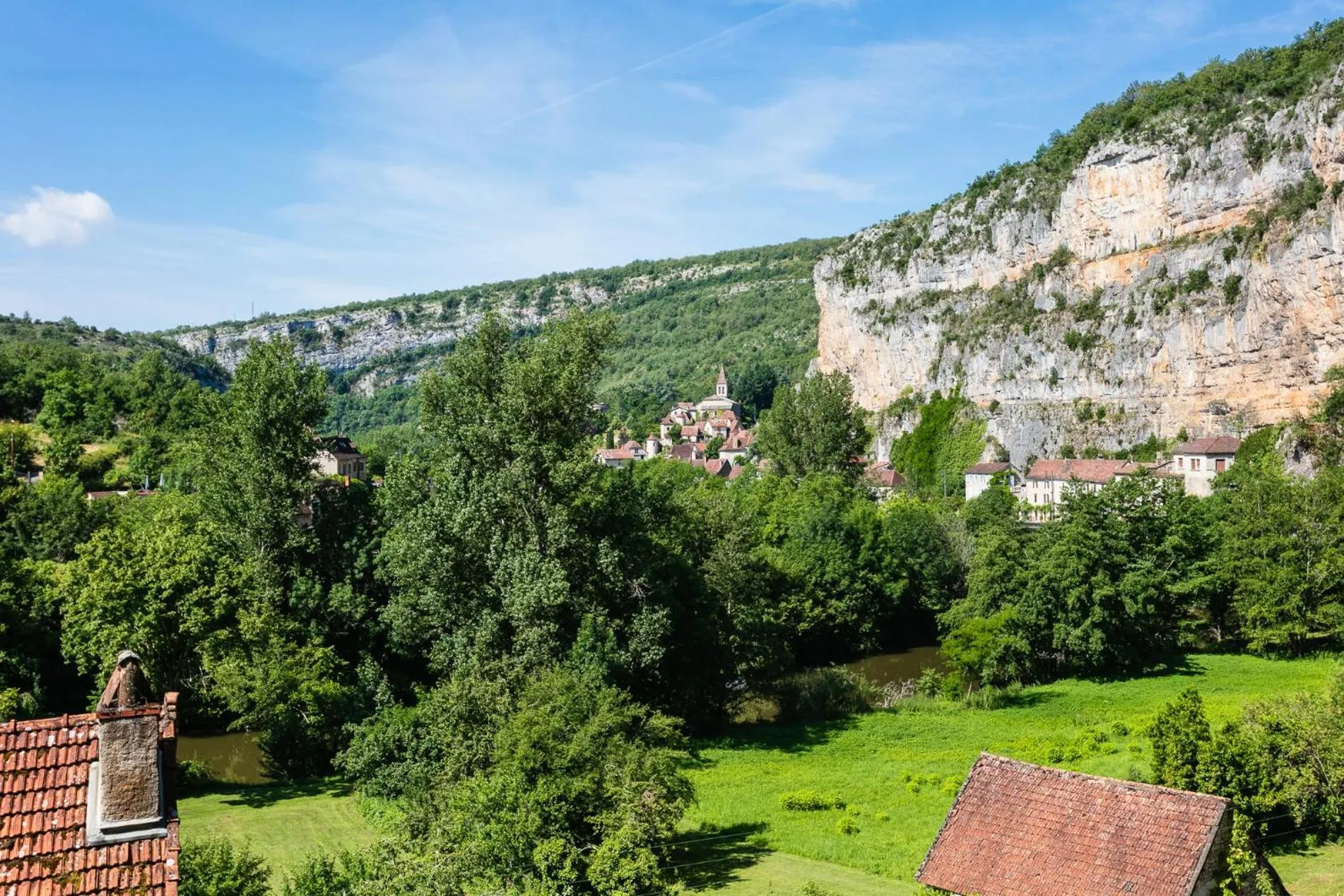 Natural landscape in Gîtes Un Jardin dans la Falaise