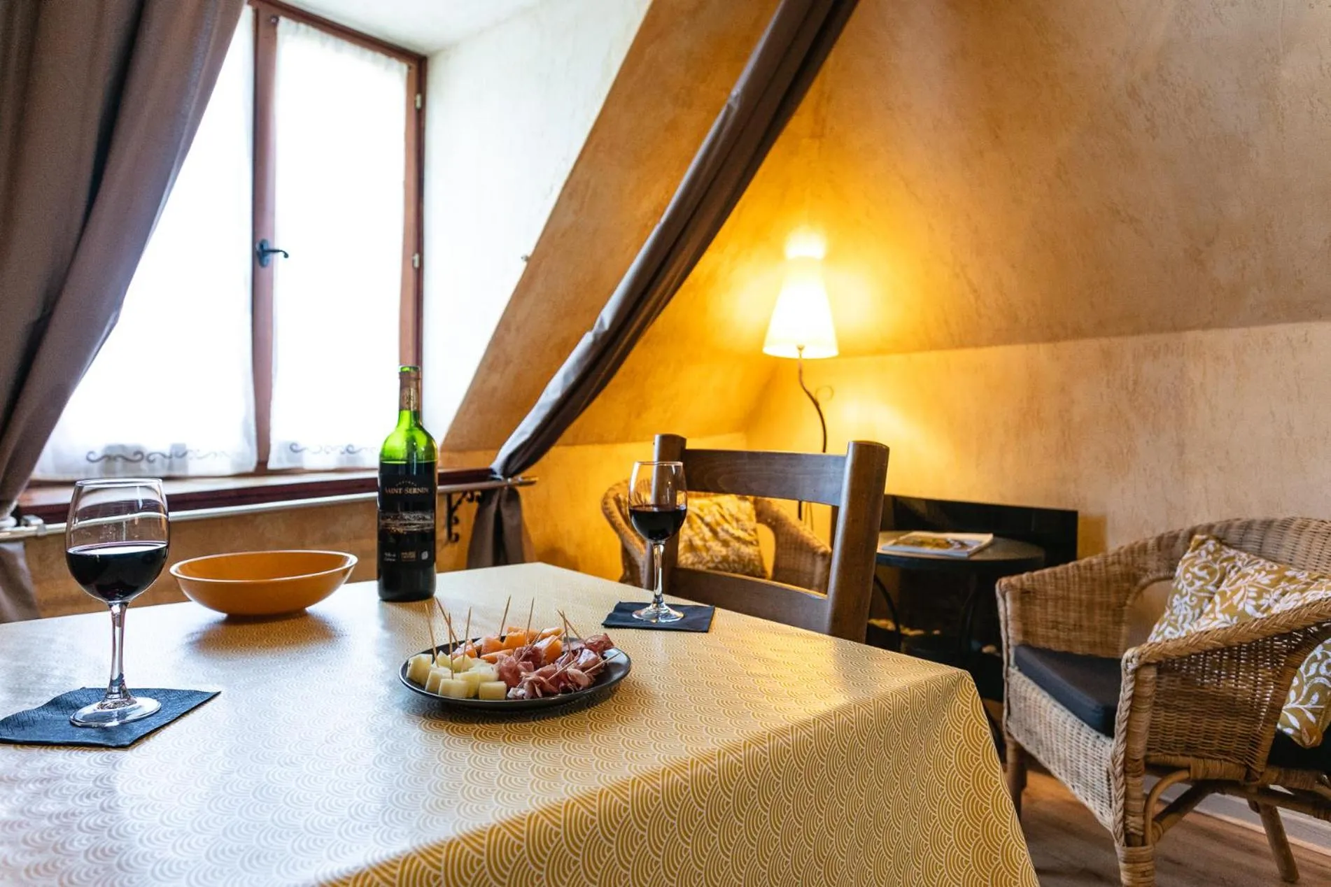 Dining area in Gîtes Un Jardin dans la Falaise