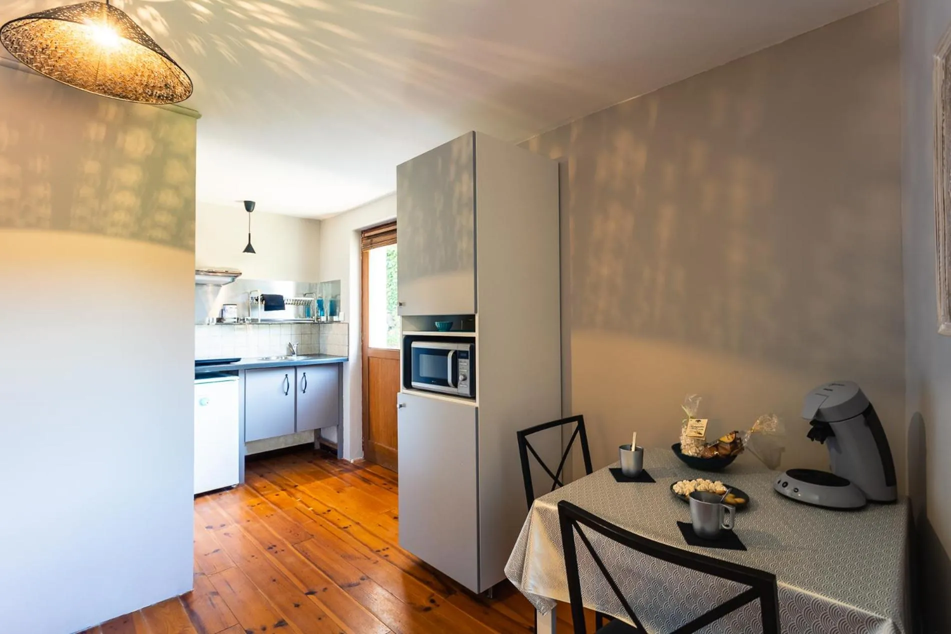 Kitchen or kitchenette in Gîtes Un Jardin dans la Falaise