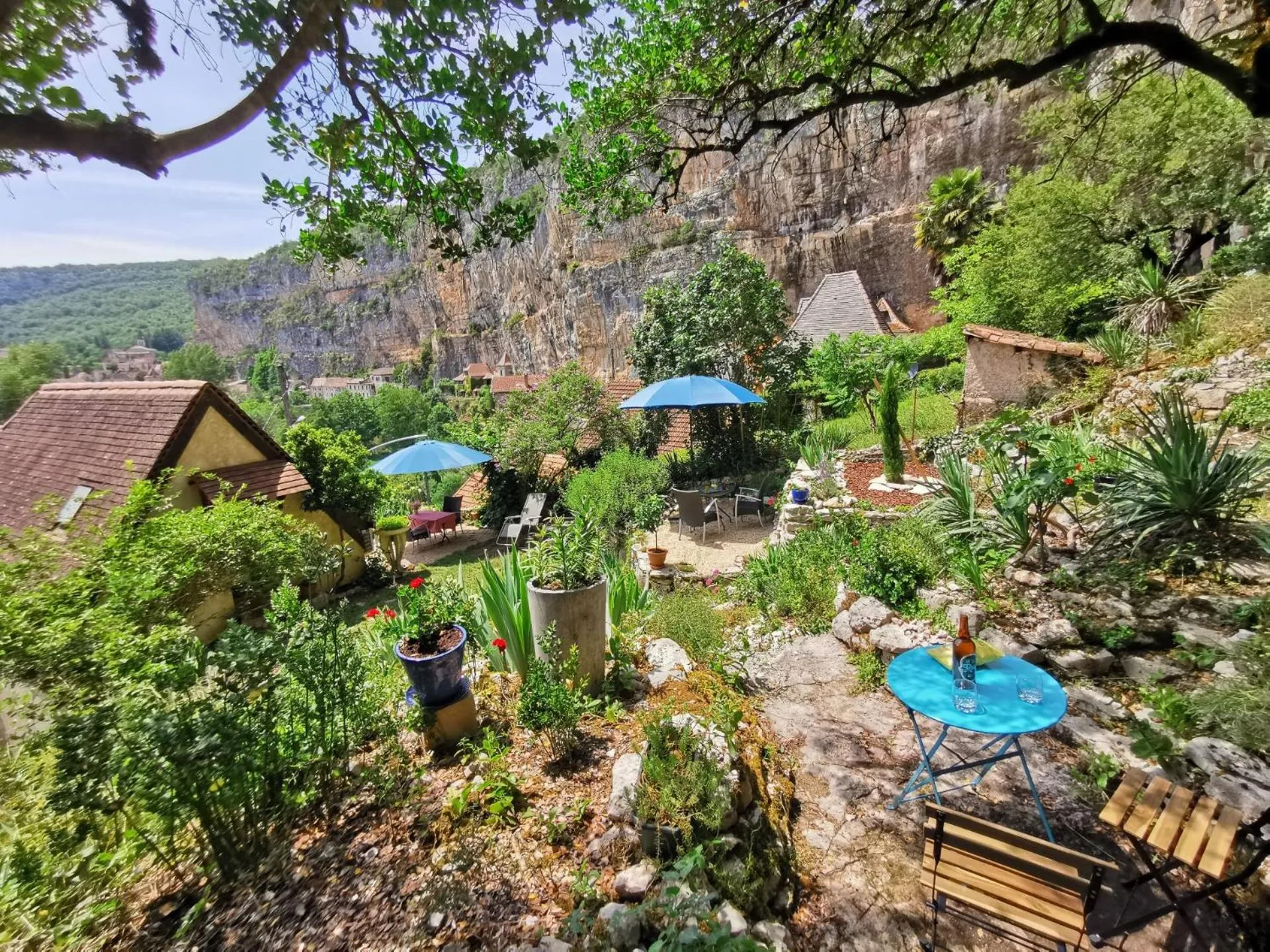 Garden in Gîtes Un Jardin dans la Falaise