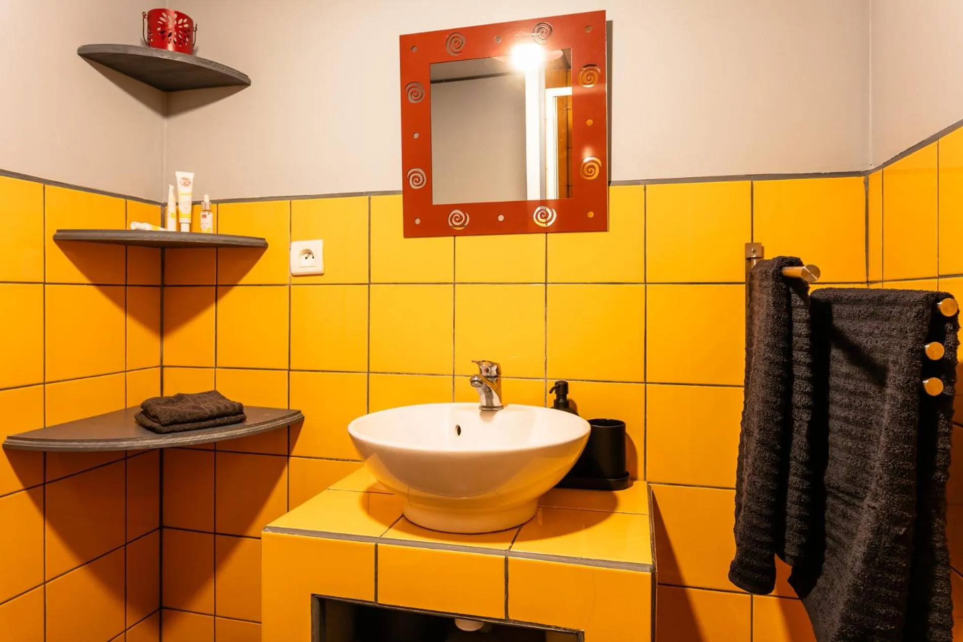 Bathroom in Gîtes Un Jardin dans la Falaise