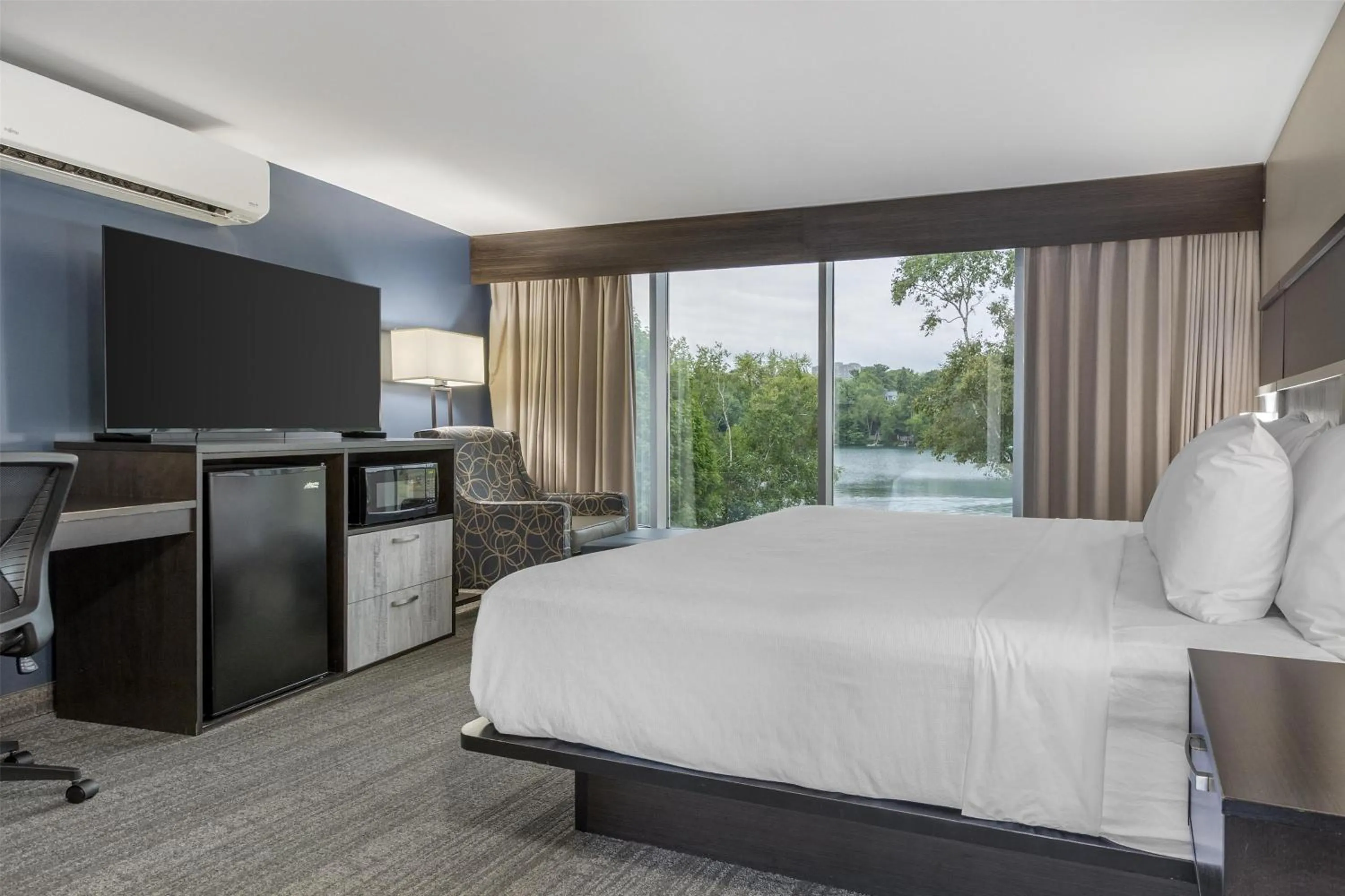 Bedroom, Bed in Best Western Plus Chocolate Lake Hotel - Halifax
