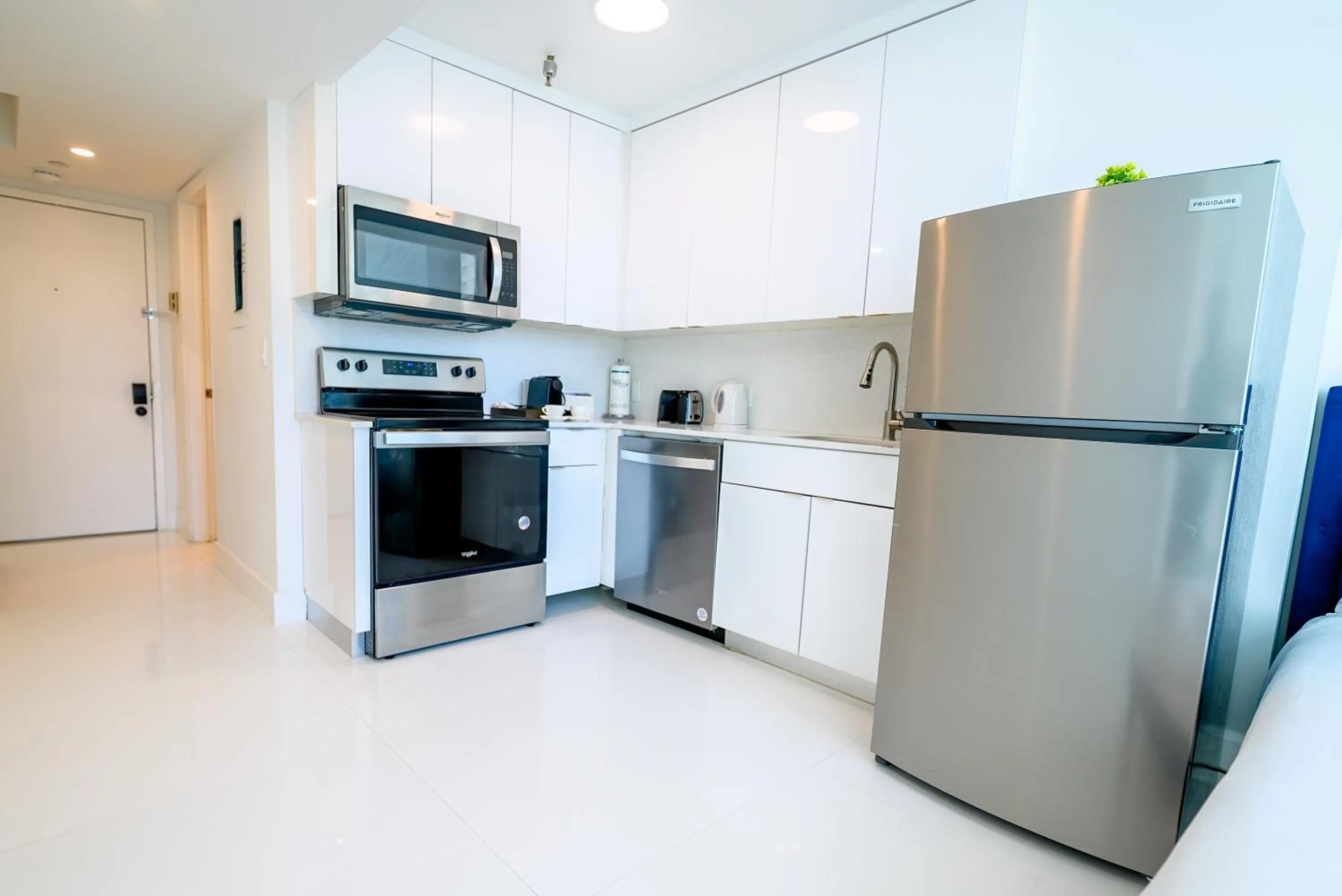 Kitchen or kitchenette in SeaStays Apartments