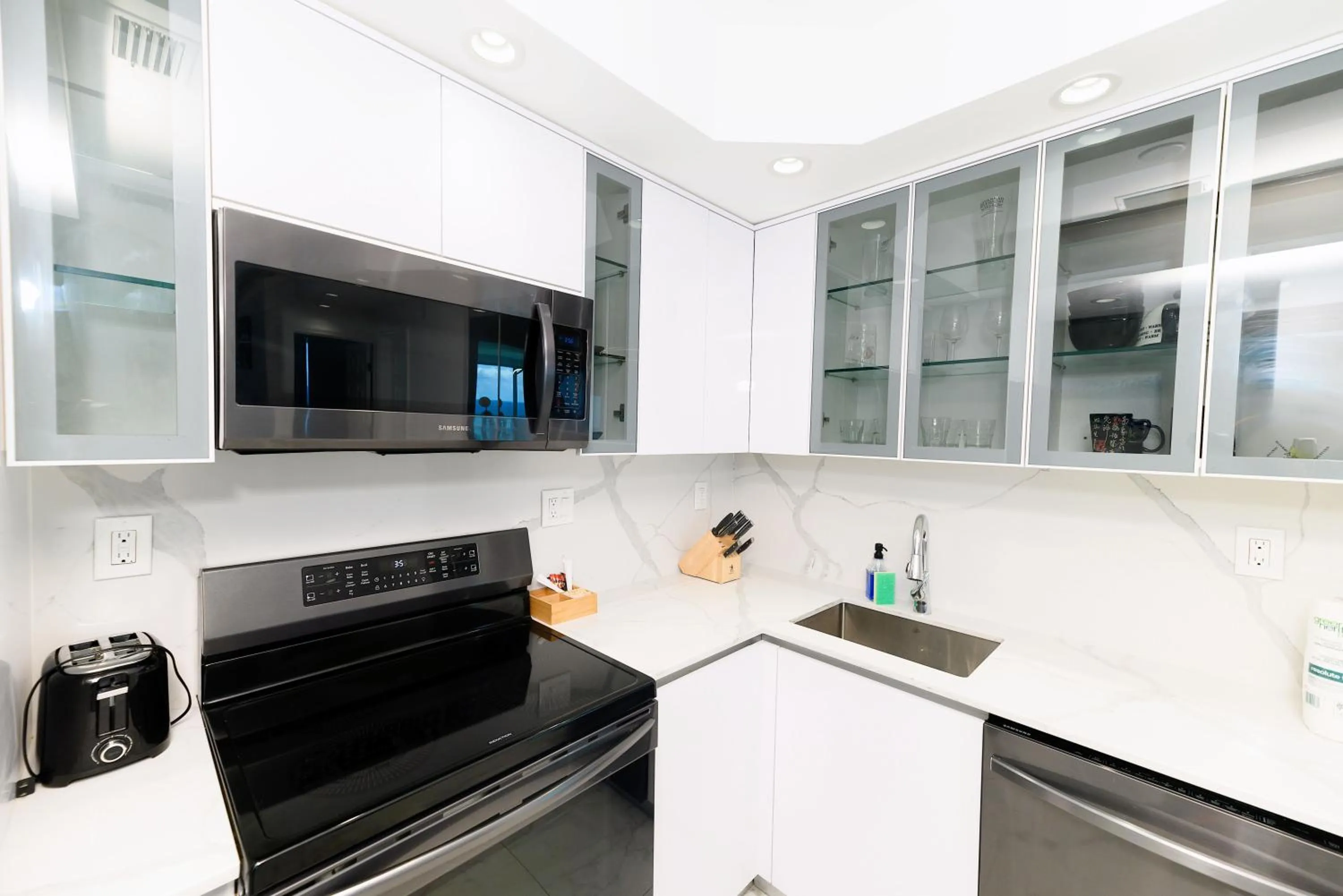 Kitchen or kitchenette in SeaStays Apartments