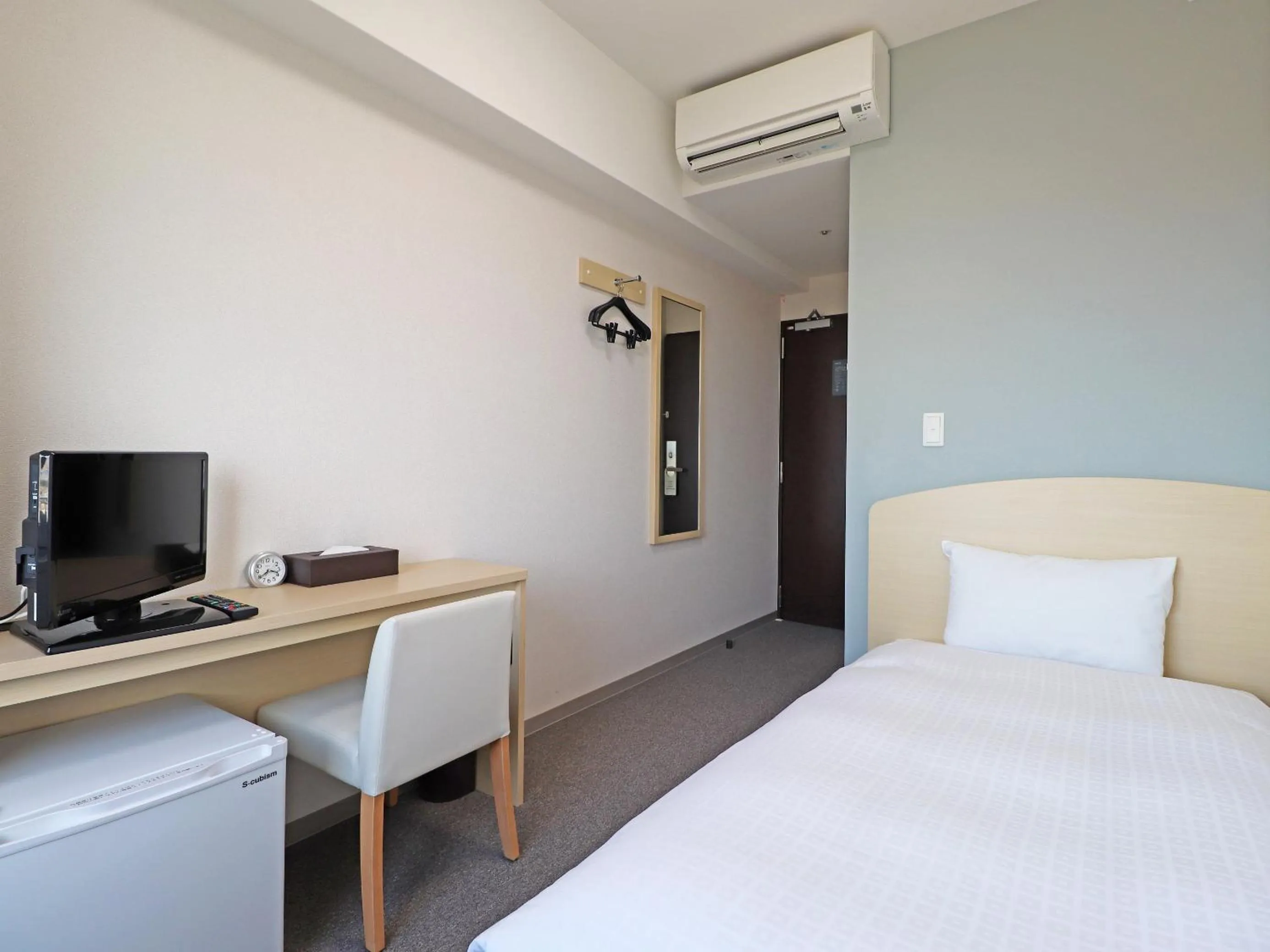 Photo of the whole room, Bed in CHISUN BUDGET Kanazawa Ekimae