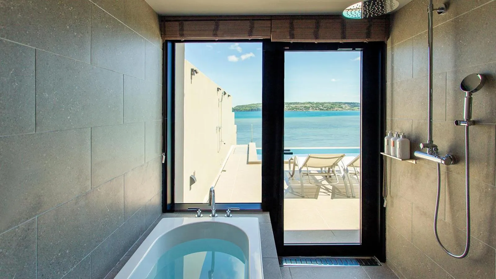 Bathroom in Feliz Villa Suite Kourijima View