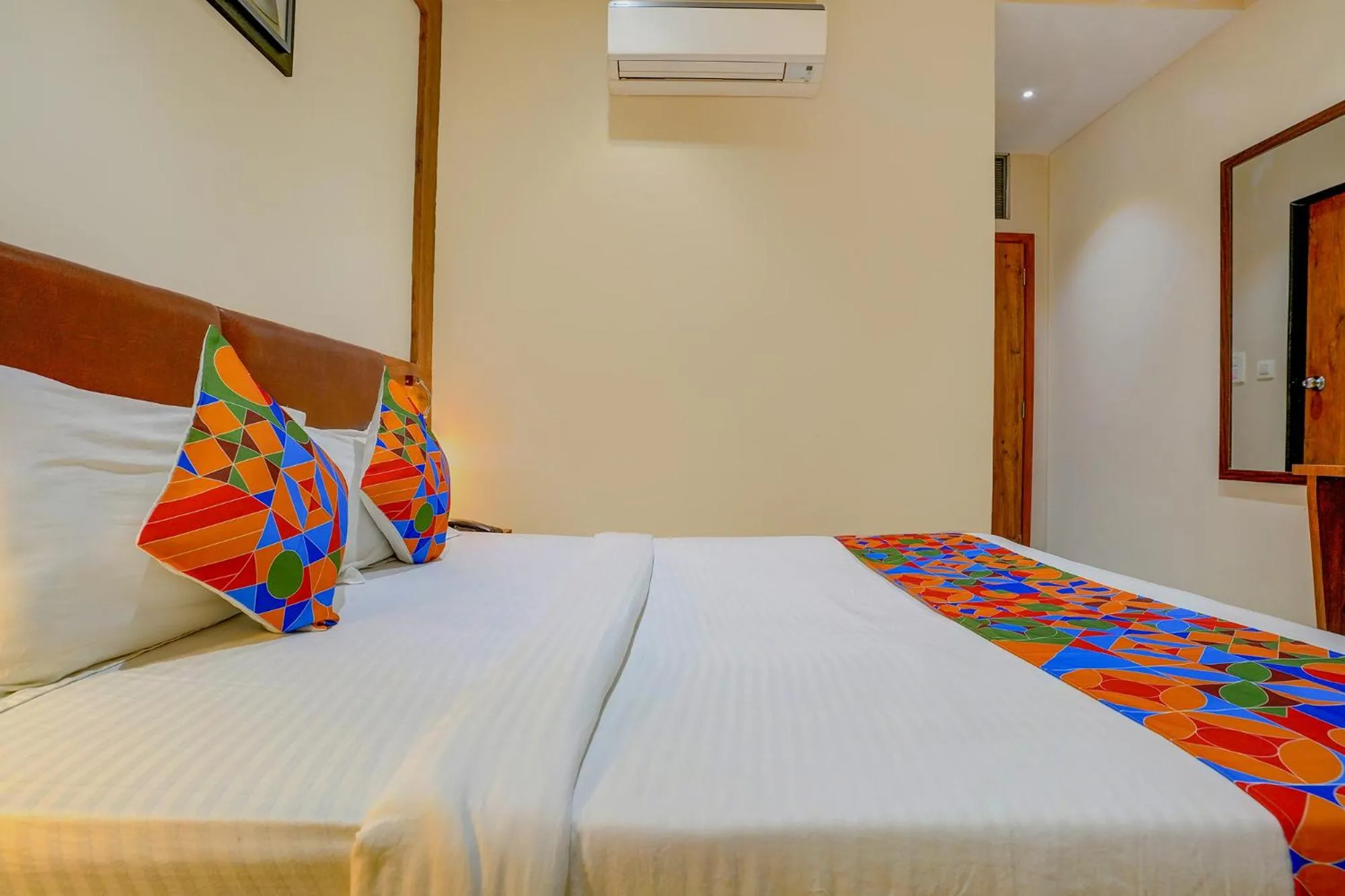 Photo of the whole room in FabExpress Colaba Grand