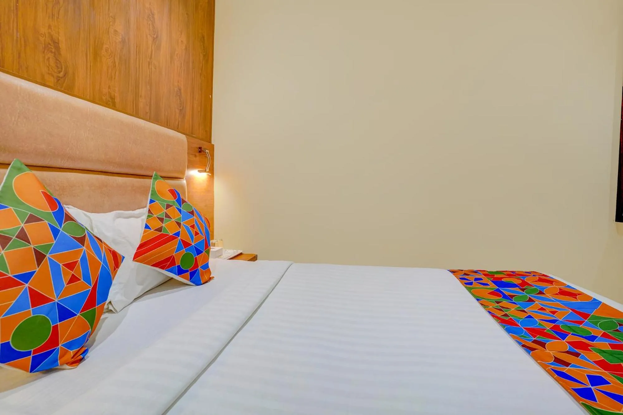 Photo of the whole room in FabExpress Colaba Grand