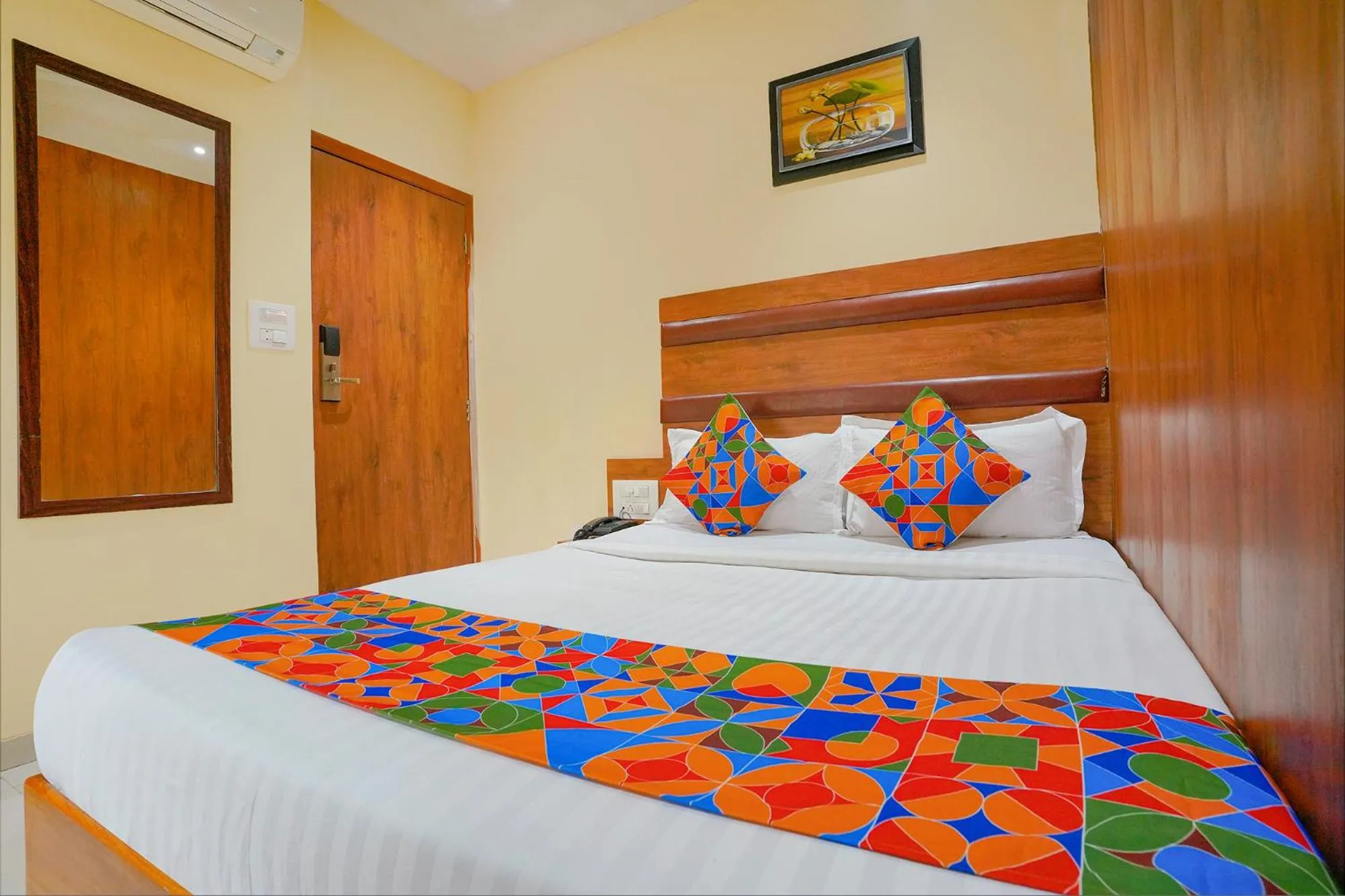 Photo of the whole room in FabExpress Colaba Grand