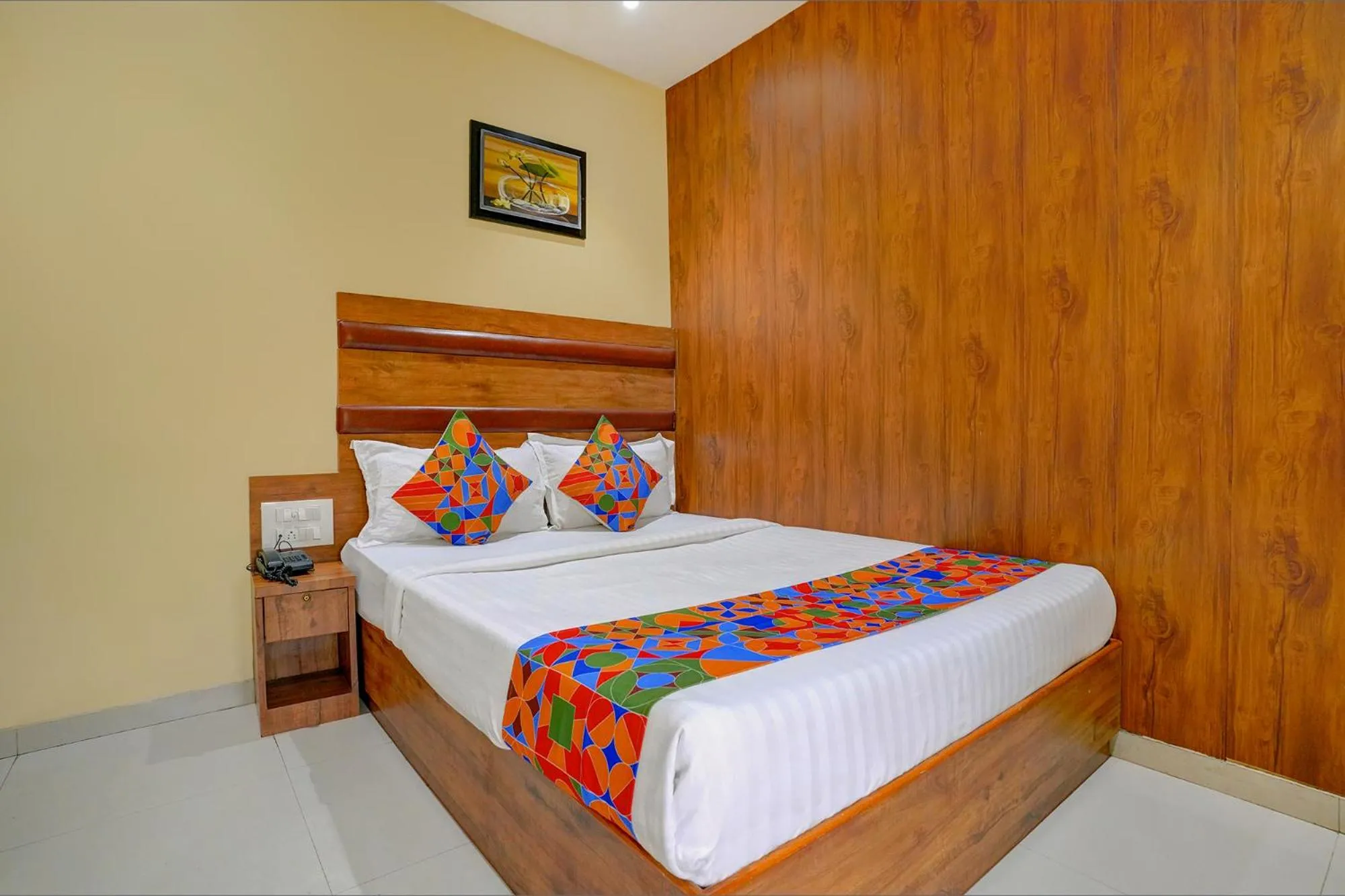 Photo of the whole room in FabExpress Colaba Grand