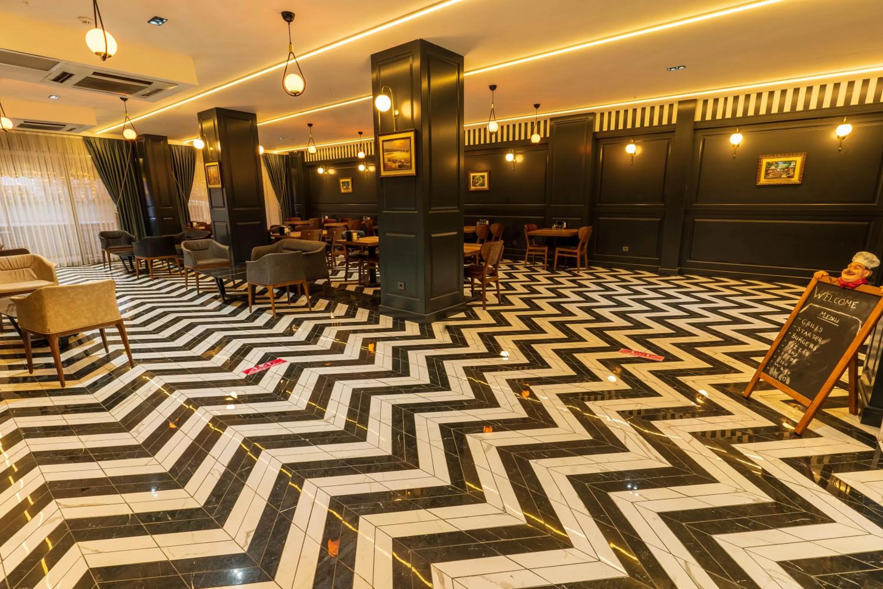 Restaurant/places to eat in Express Plus Hotel