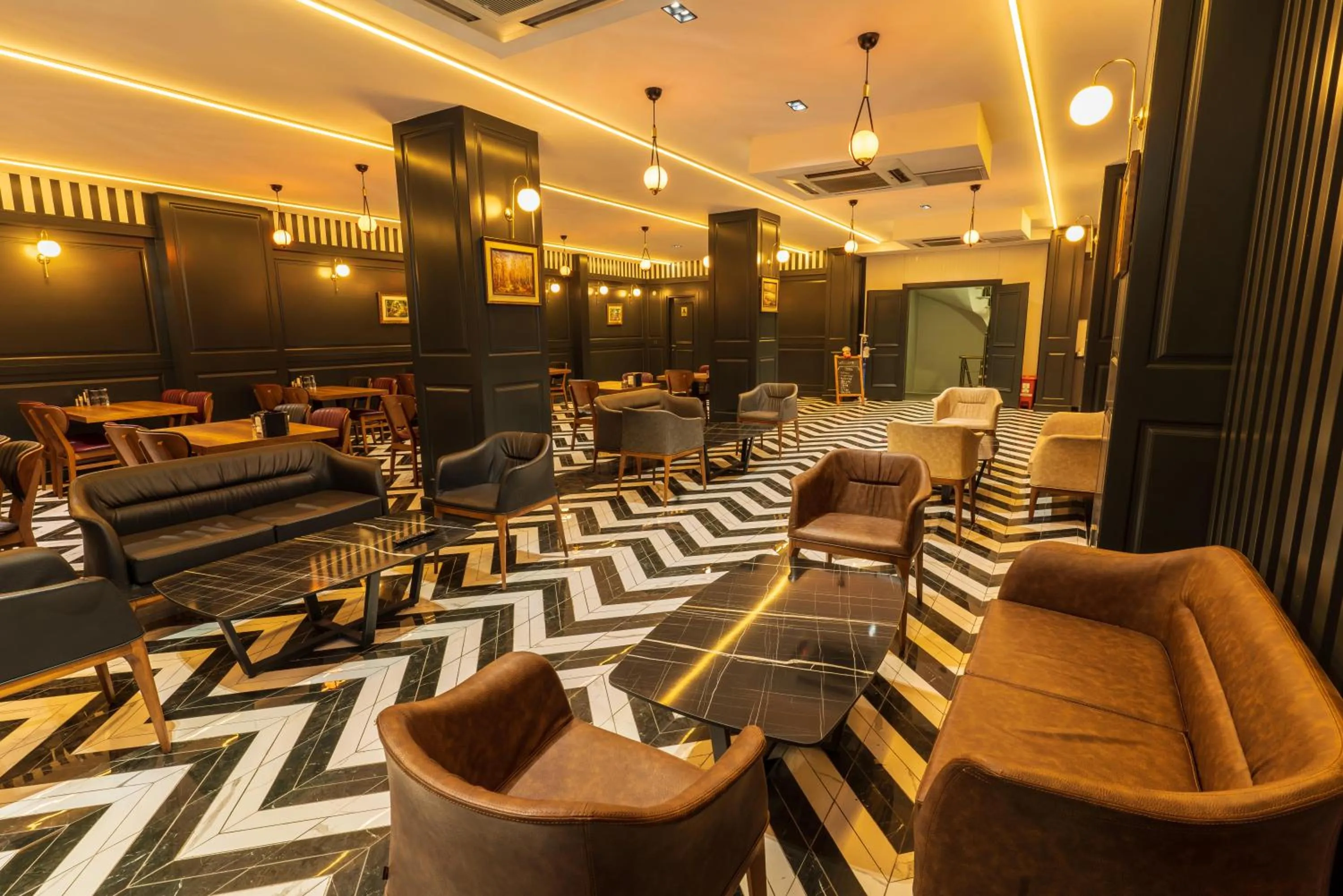 Restaurant/places to eat in Express Plus Hotel