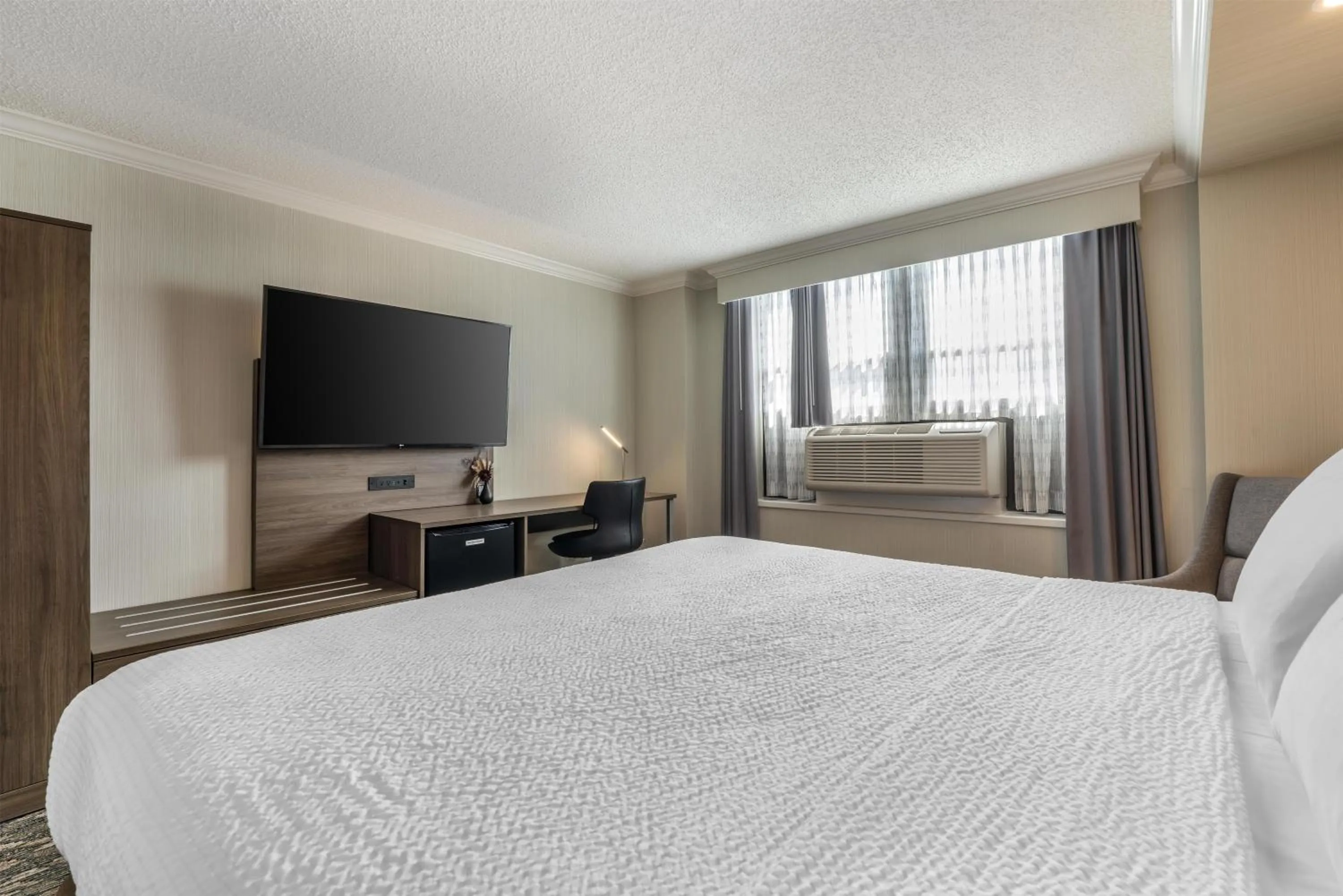 Bedroom, Bed in BEST WESTERN PLUS Carlton Plaza Hotel