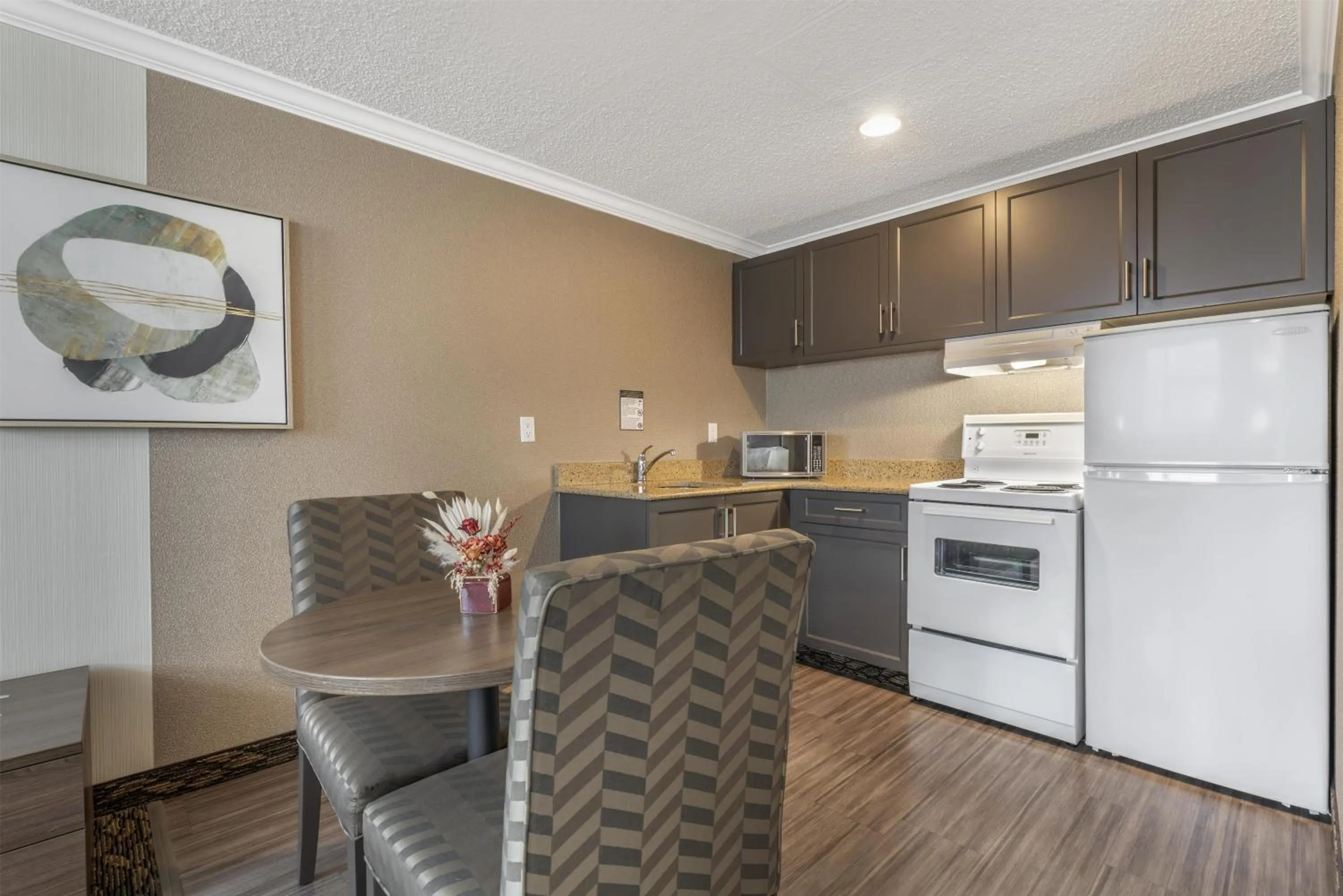 Bedroom in BEST WESTERN PLUS Carlton Plaza Hotel