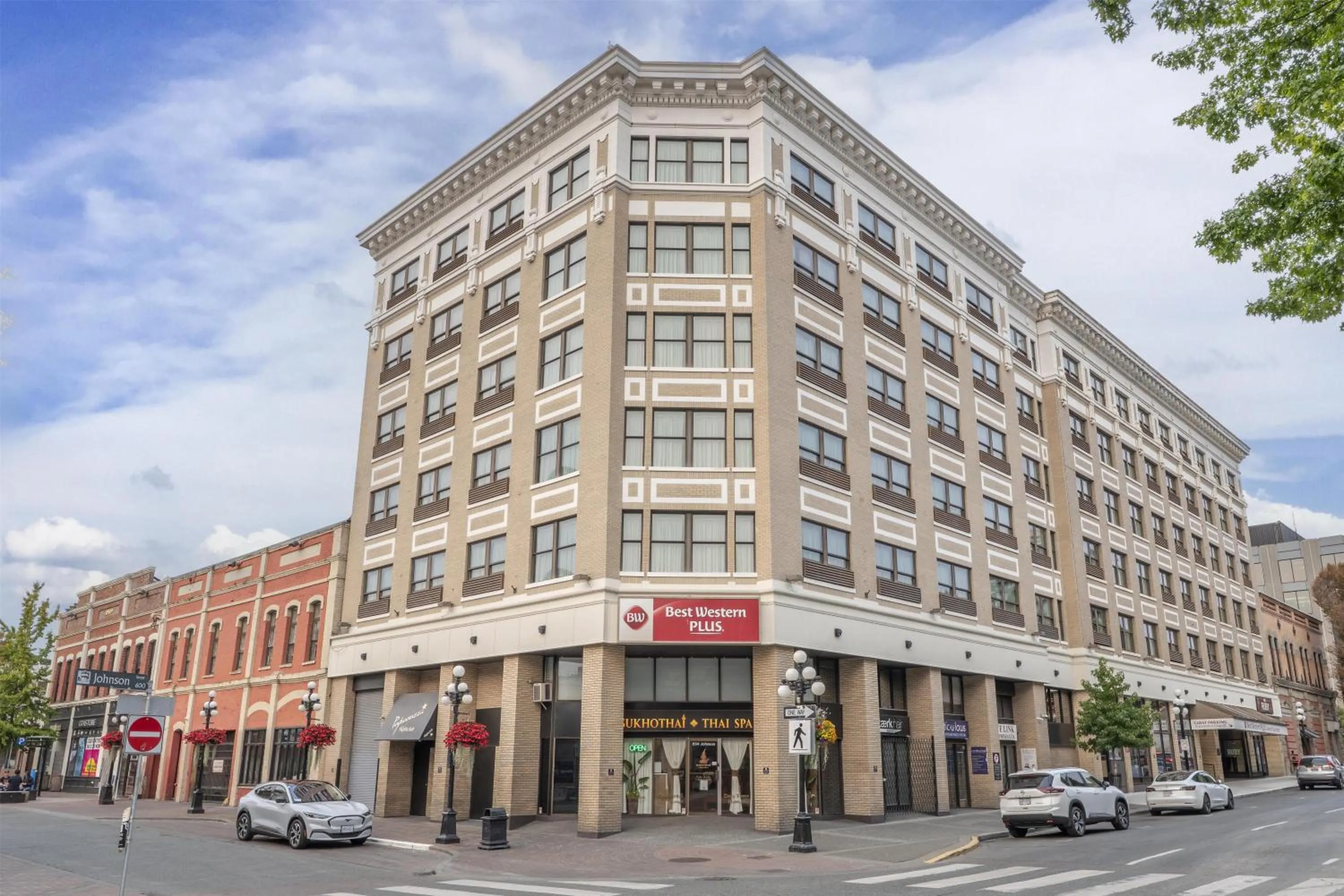 Property building in BEST WESTERN PLUS Carlton Plaza Hotel