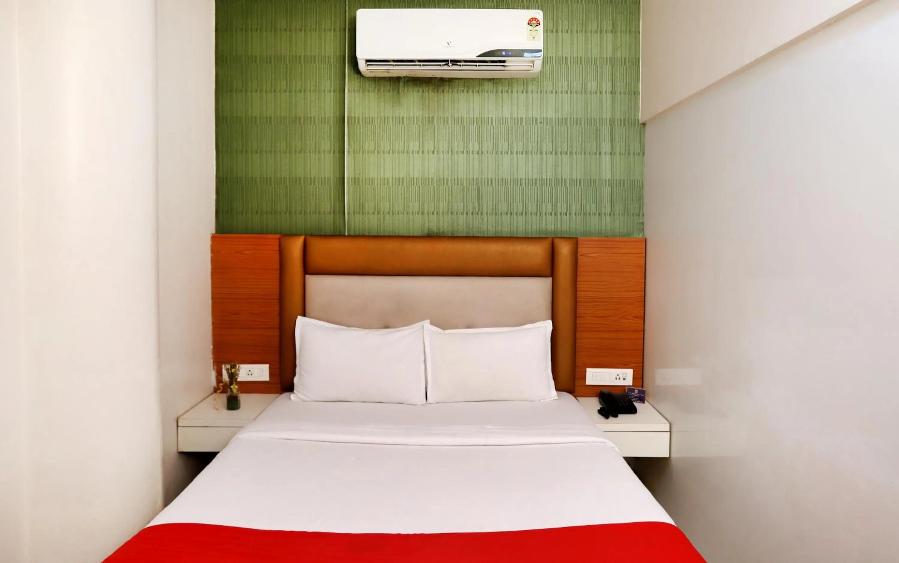 Bed in Hotel Elite Continental- Near Mumbai International Airport Andheri East