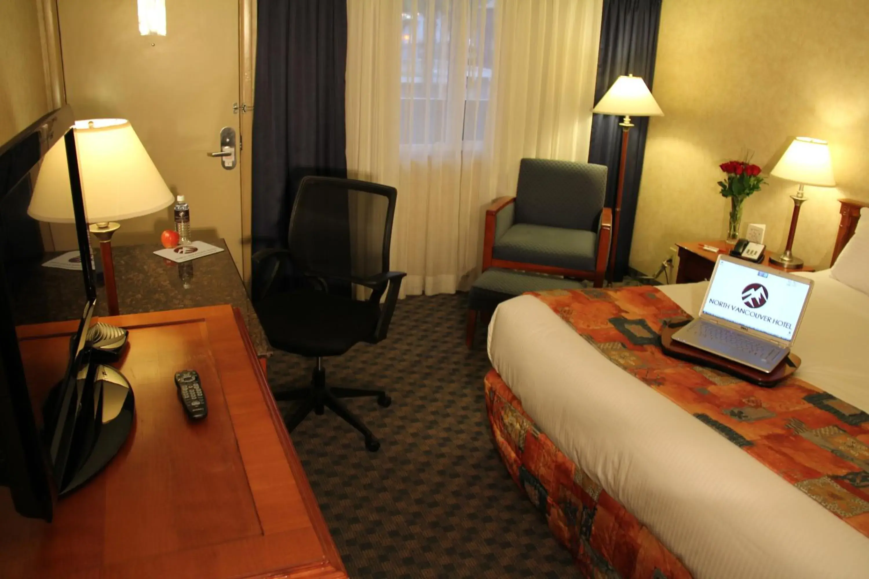 Standard King Room - single occupancy in North Vancouver Hotel Standard King Room - single occupancy in North Vancouver Hotel