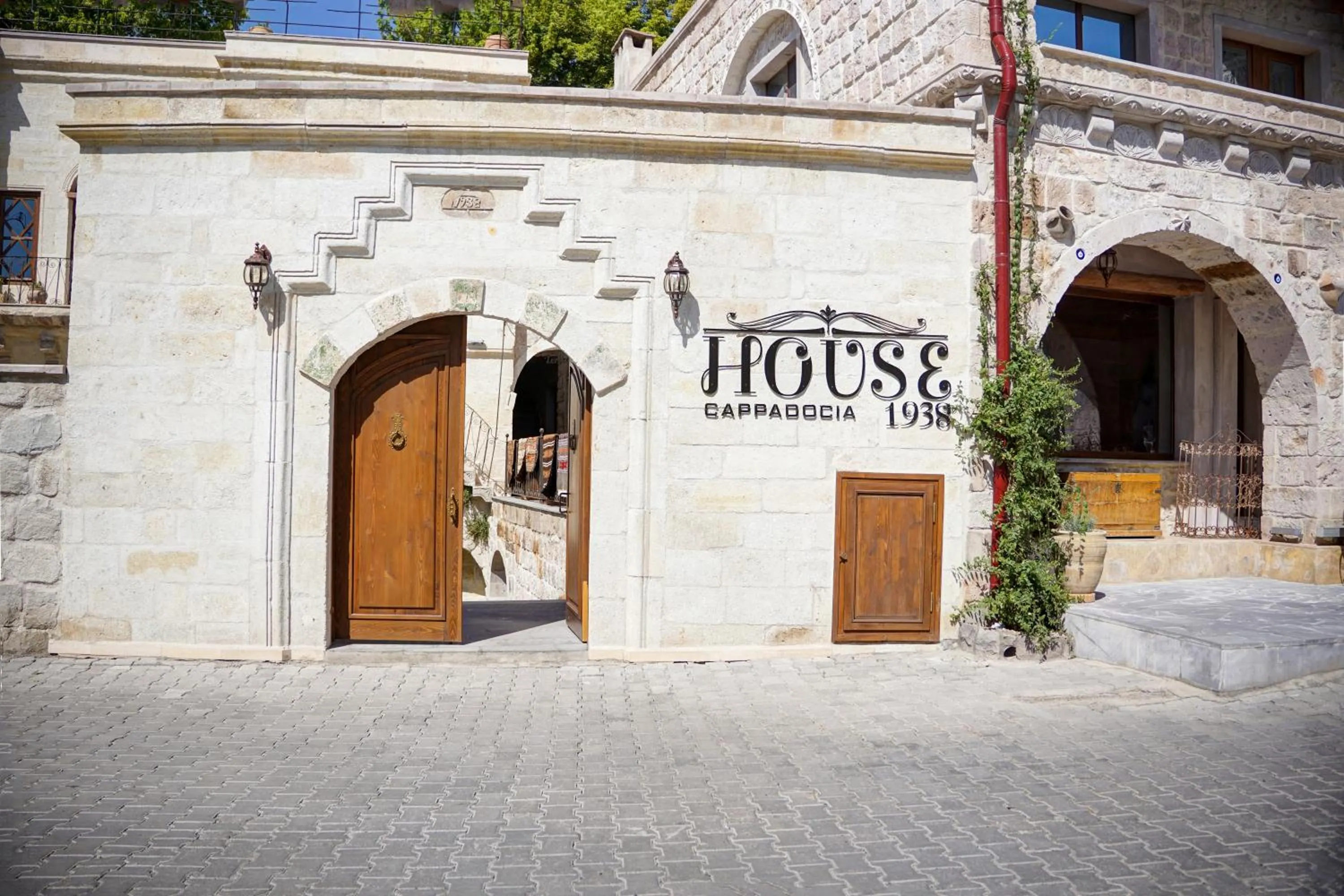 Facade/entrance in House 1938 Special Cave Hotel