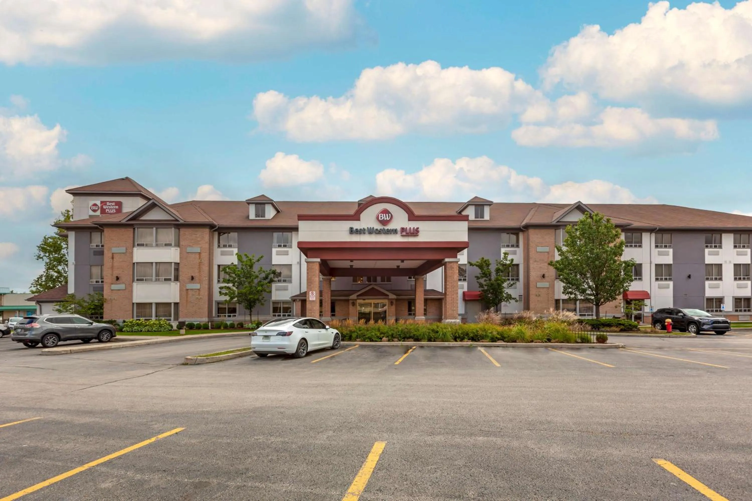 Property building in Best Western Plus Burlington Inn & Suites