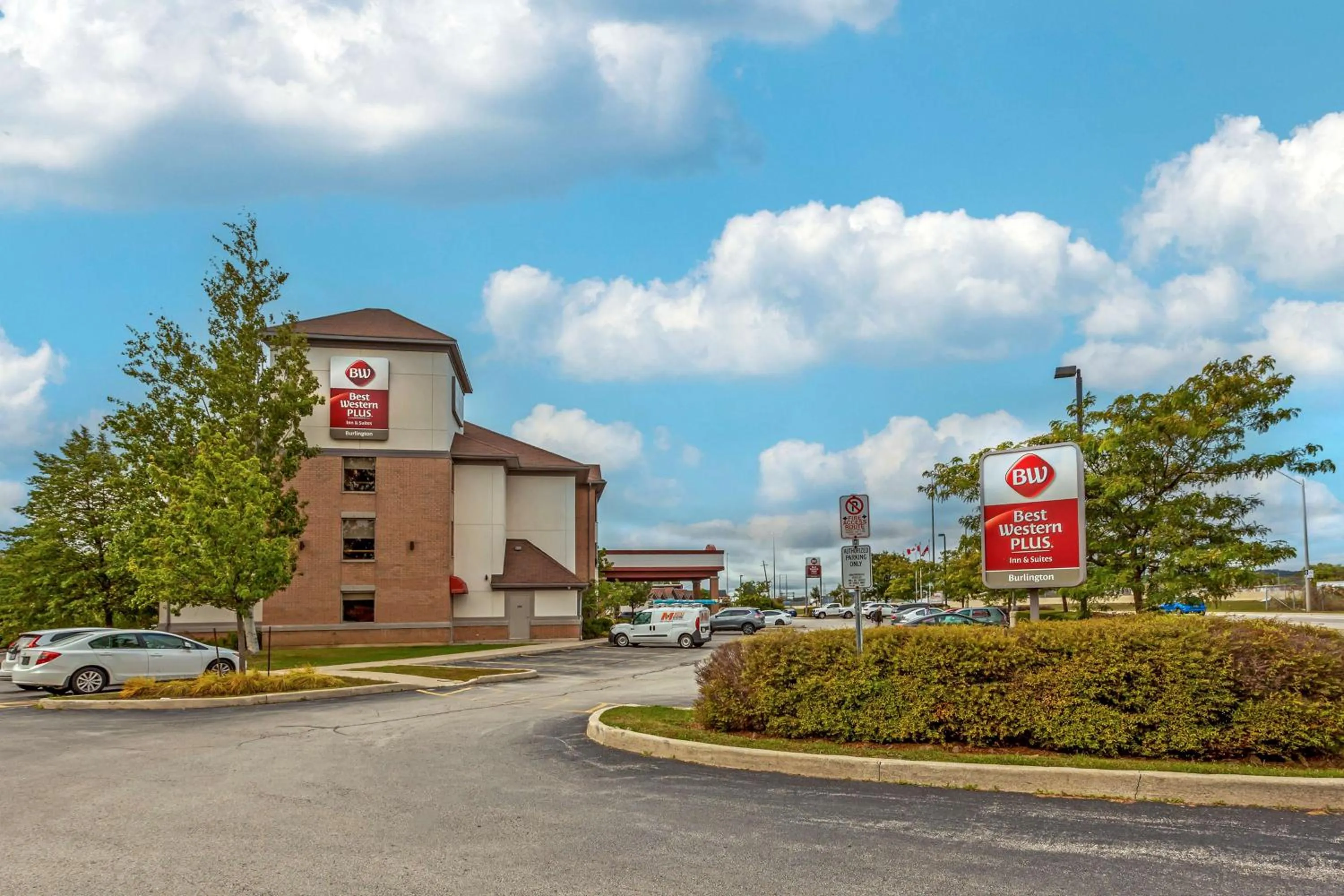 Property building in Best Western Plus Burlington Inn & Suites