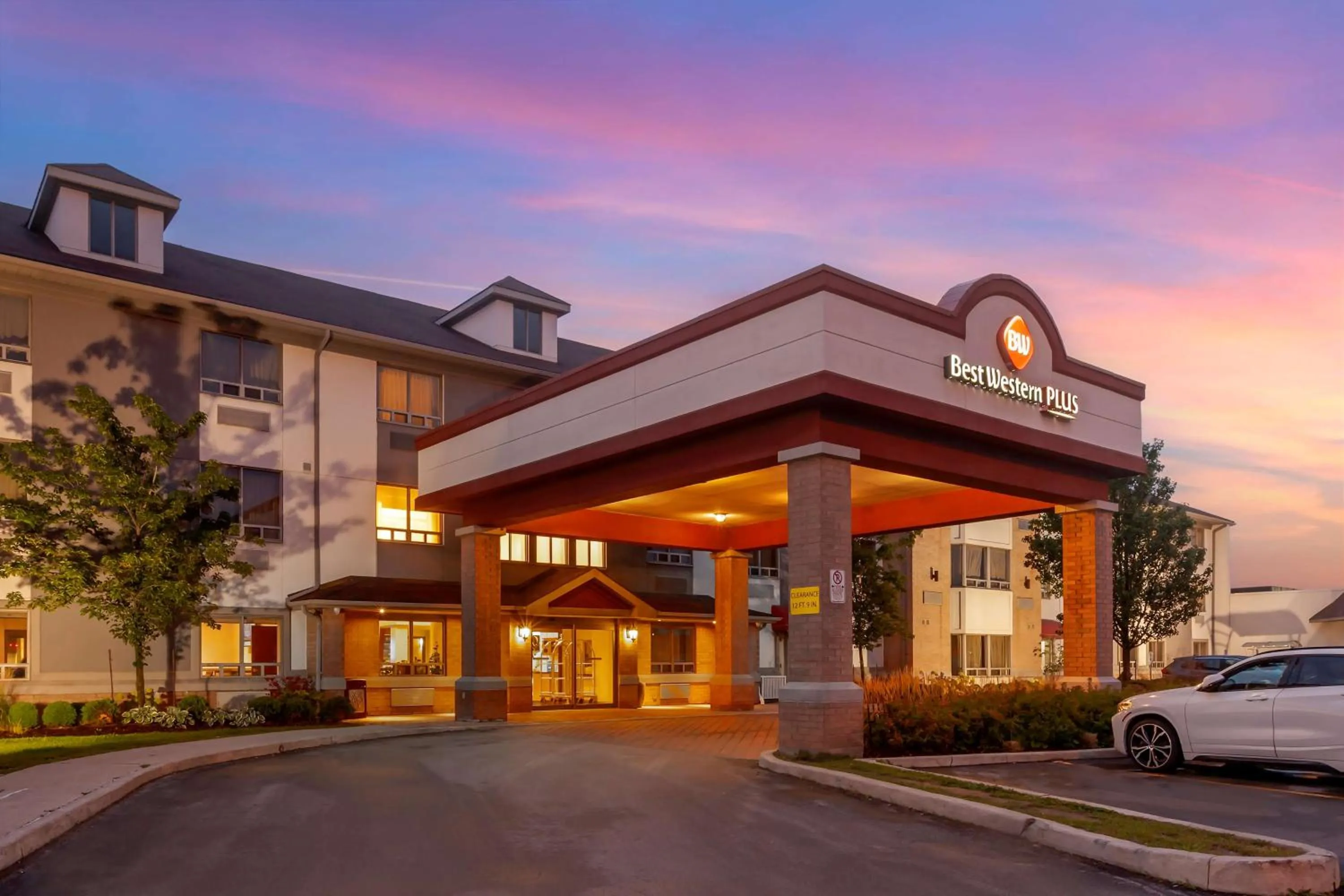 Property building in Best Western Plus Burlington Inn & Suites