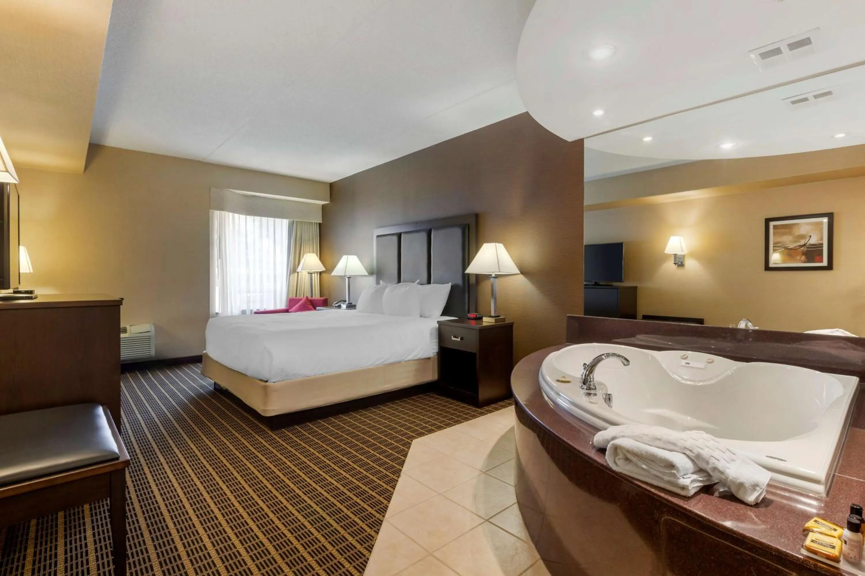 Bedroom, Bed in Best Western Plus Burlington Inn & Suites